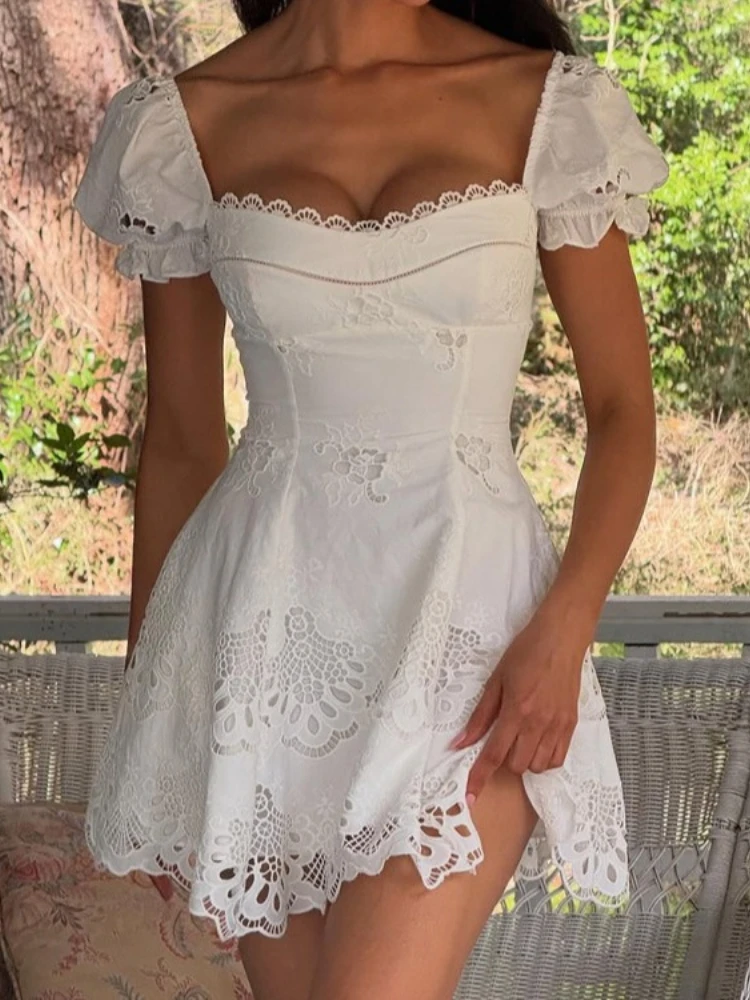 Spitzen-Minikleid in Weiß mit Hohlmuster, Schickes Damenkleid mit Puffärmeln, Quadratischem Ausschnitt und A-Linie, Plissiertes Kleid 2026, Damen-Strandkleid für den Urlaub