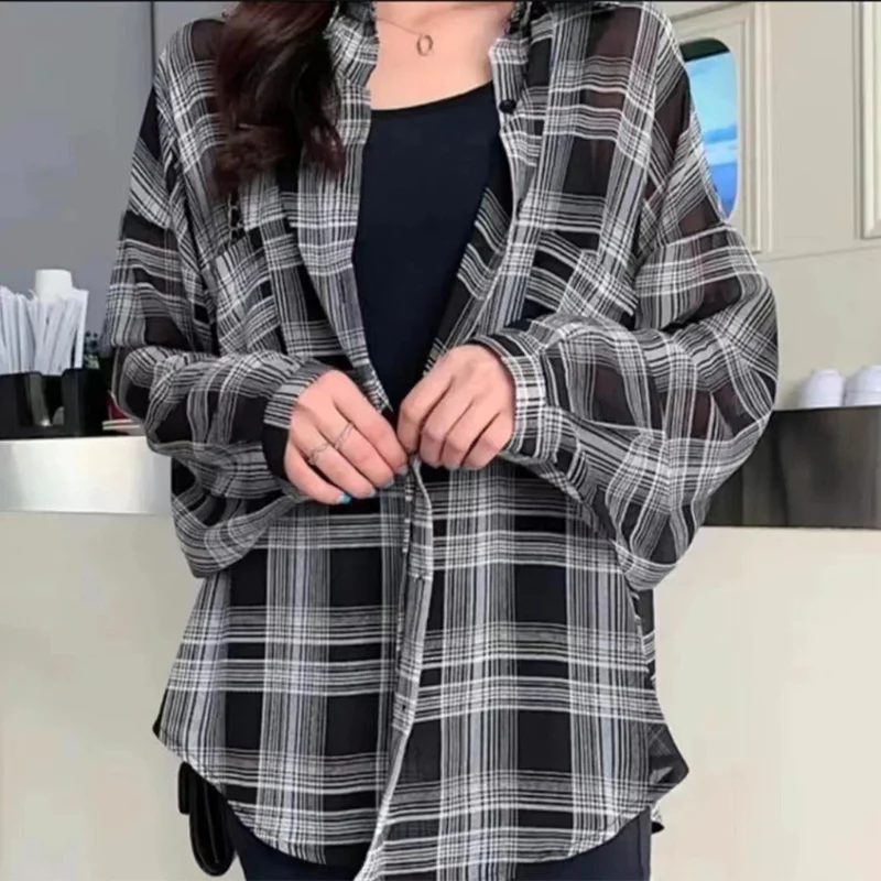 秋の緩い軽量チェック柄シャツ女性のためのレトロオールマッチコントラストカラー長袖シャツカジュアルストリートボタントップス
