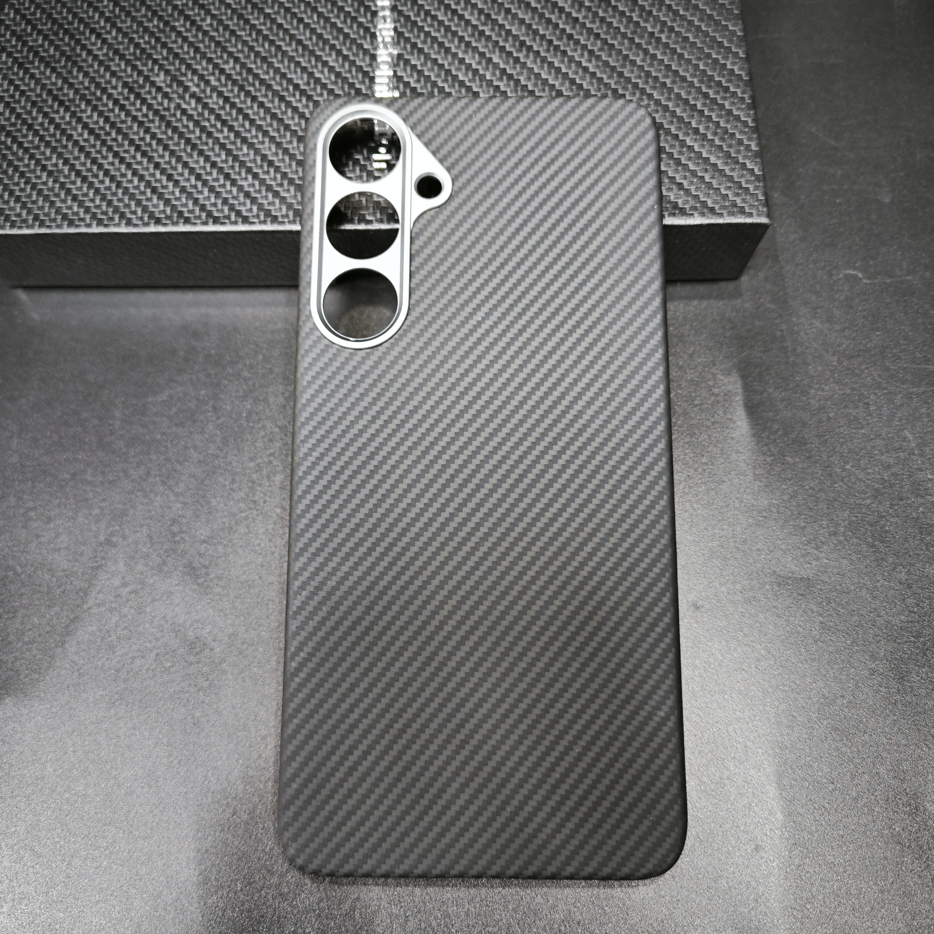 

Защитный чехол для Samsung Galaxy S24 Plus | Ультратонкий дизайн из кевлара/углеродного волокна с противоударным покрытием