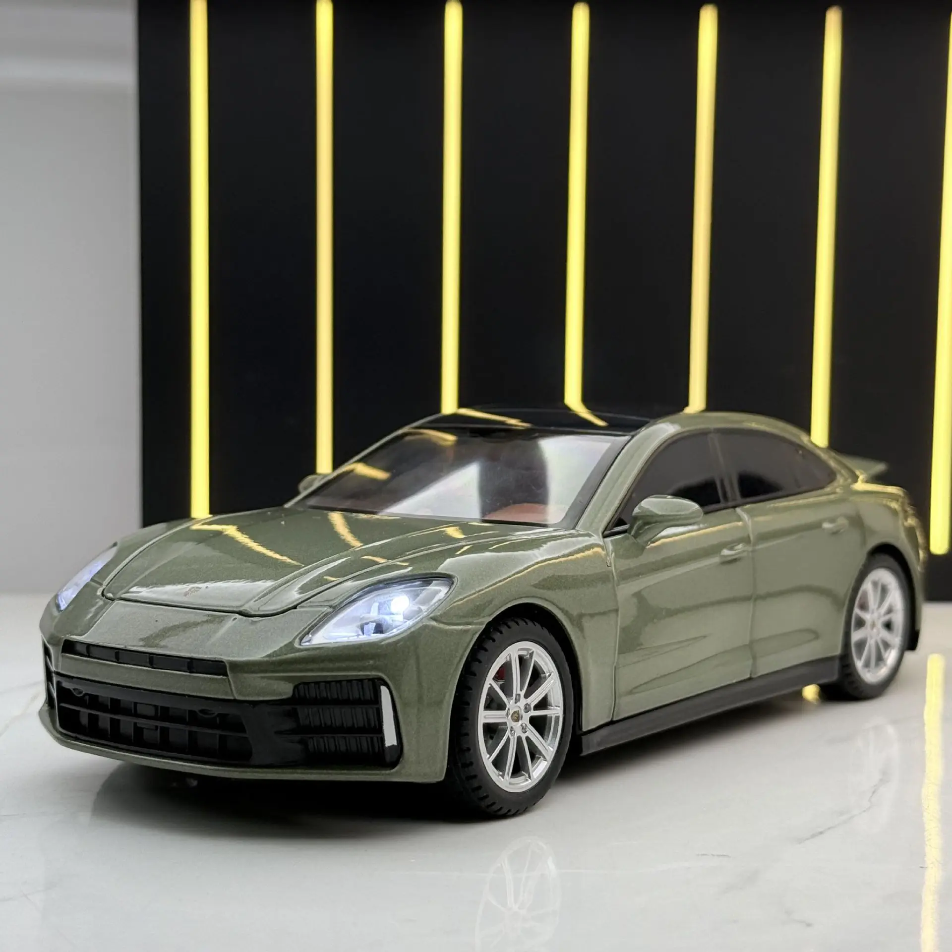 

1:24 Panamera Роскошный седан, модель из сплава, имитация звука и света, игрушечный автомобиль, коллекция игрушек для мальчиков, украшение, подарок