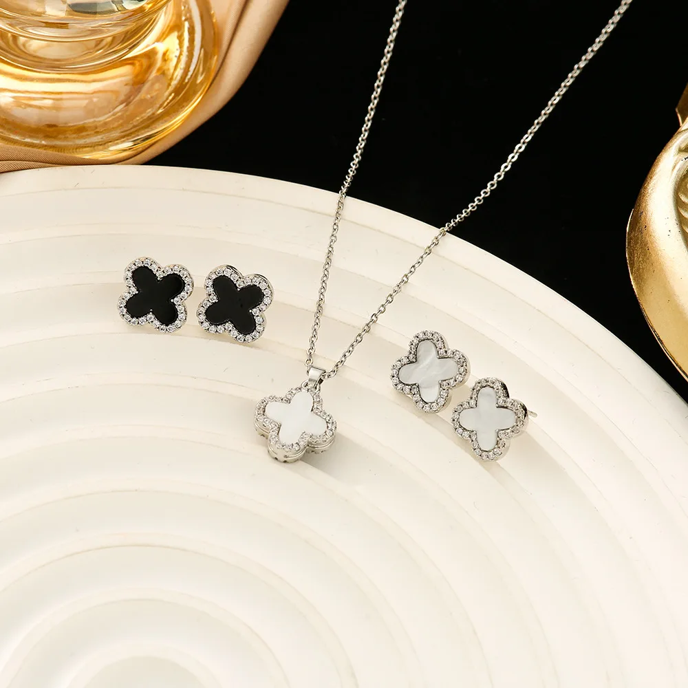 

Черно-белая двусторонняя подвеска с четырьмя листами клевера с уникальным и легким роскошным дизайном.