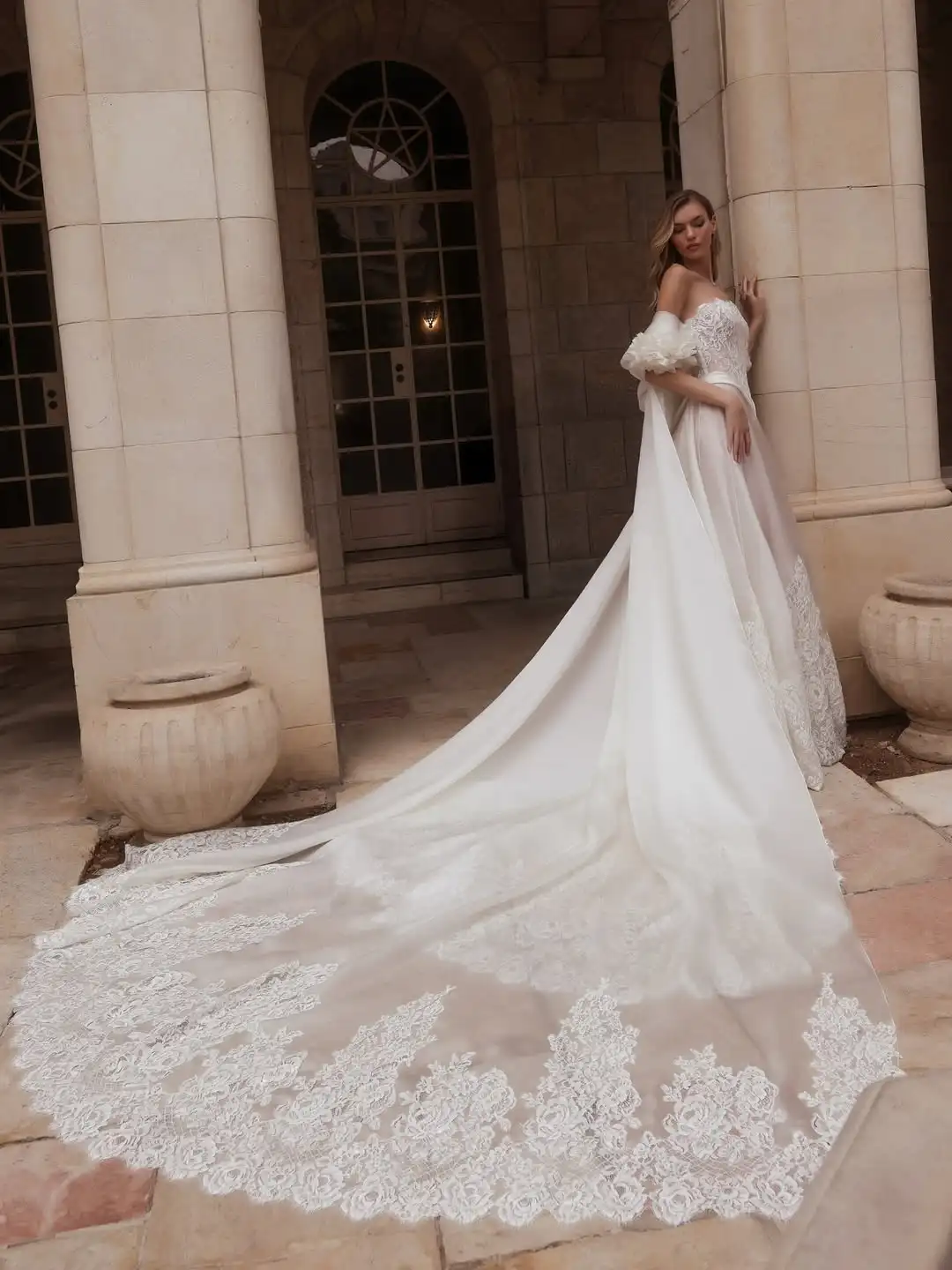 Romantic Lace Strapless Wedding Dress With Long Cape Elegant A Line Corset Customized Bride Wear Fairytale Delicate Bridal Gown