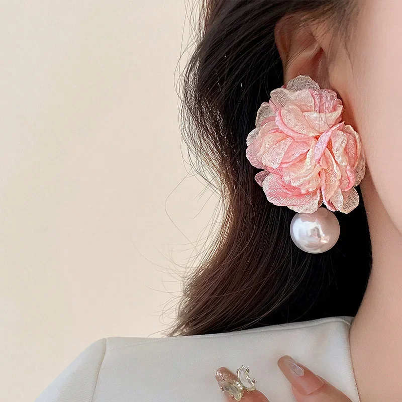 الوردي زهرة كبيرة أقراط دون ثقوب الأذن 2025 جديد مبالغ فيه كاميليا اللؤلؤ قرط كبس شعبية المتخصصة تصميم الراقية قرط كبس