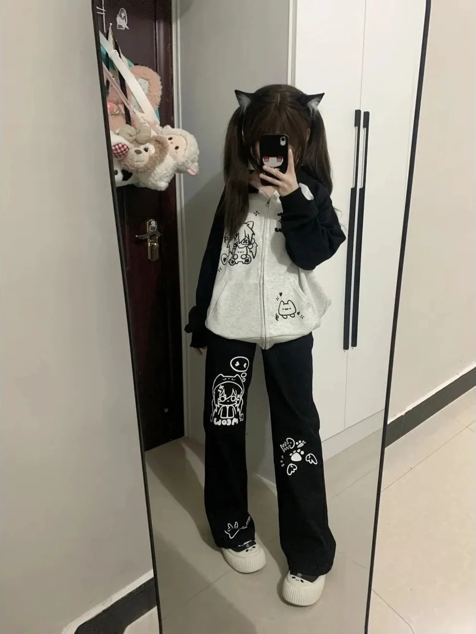 

Женская модная толстовка-худи с длинным рукавом в японском стиле, с мультяшным принтом, черно-белая, свободного кроя, универсальная
