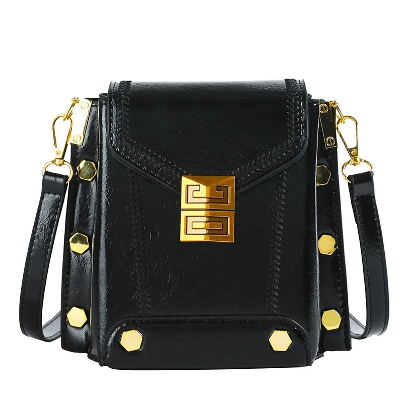 

2025 Новая простая маленькая квадратная сумка в корейском стиле, модная и универсальная сумка через плечо и через плечо.