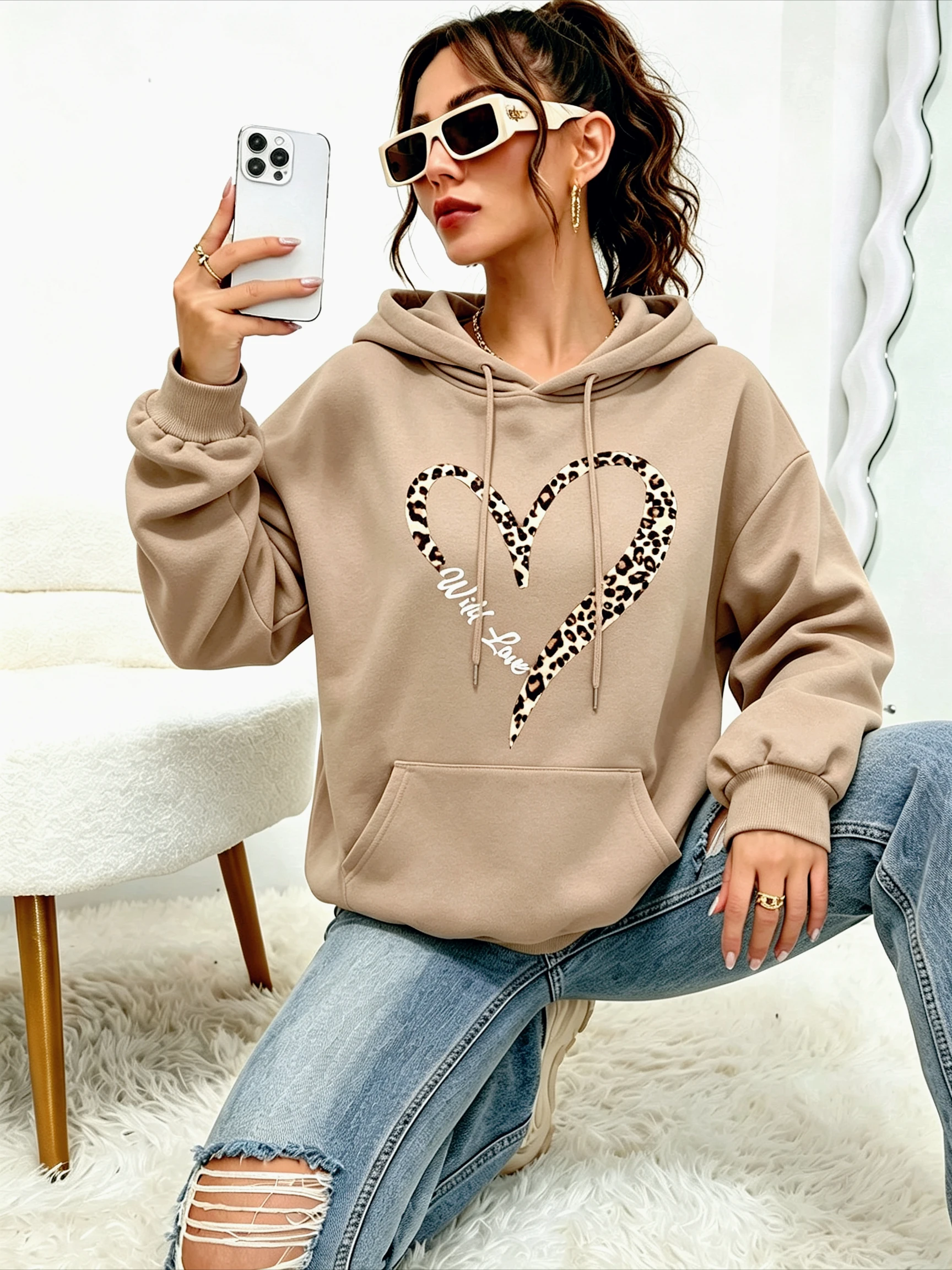 Women Wild Love Leopard Heart Graphic Crewneck Sweatshirt Casual Warm Long Sleeve Loose Streetwear Ladies Heart Fleece Tops