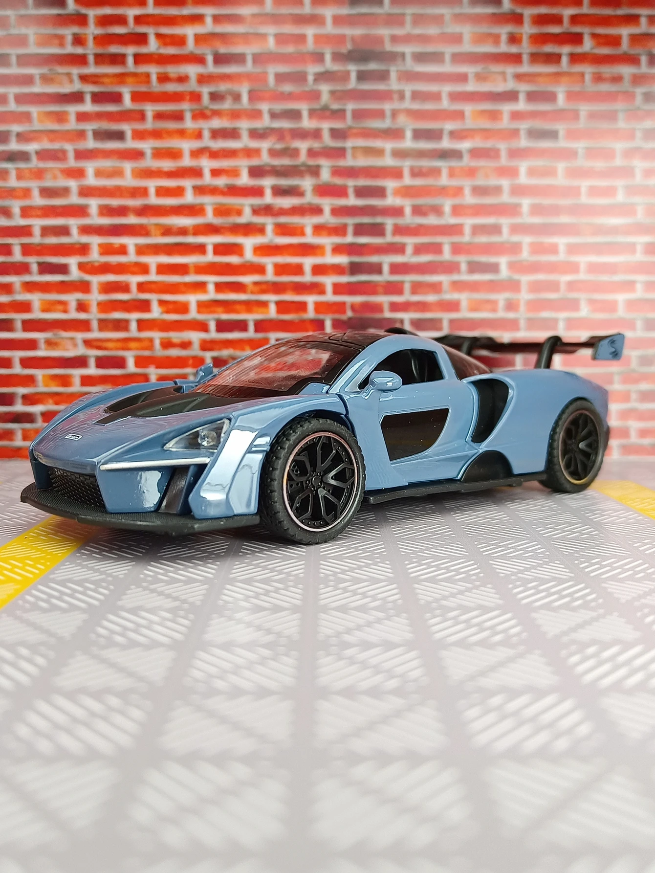 1:32 McLaren SNNA modello di auto in lega porta giocattolo per bambini e cofano bagagliaio può essere aperto auto giocattolo per bambini con suono e illuminazione