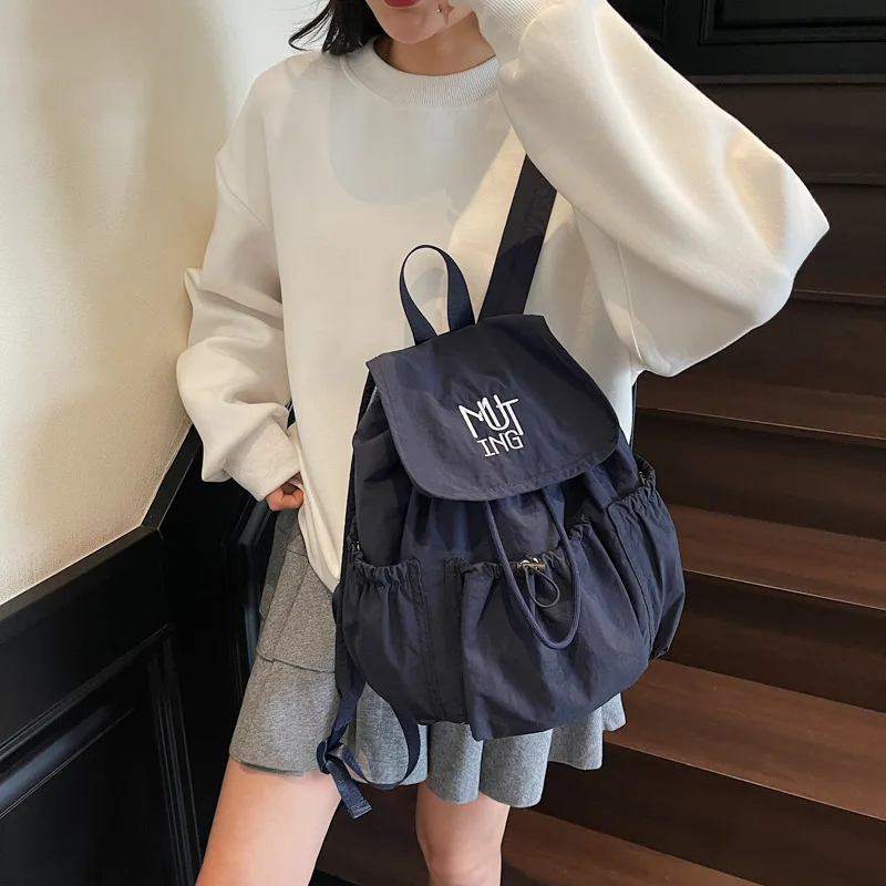 

2025 Новый нишевый легкий простой нейлоновый женский рюкзак в Корейском стиле, повседневный универсальный небольшой рюкзак для офисных путешествий