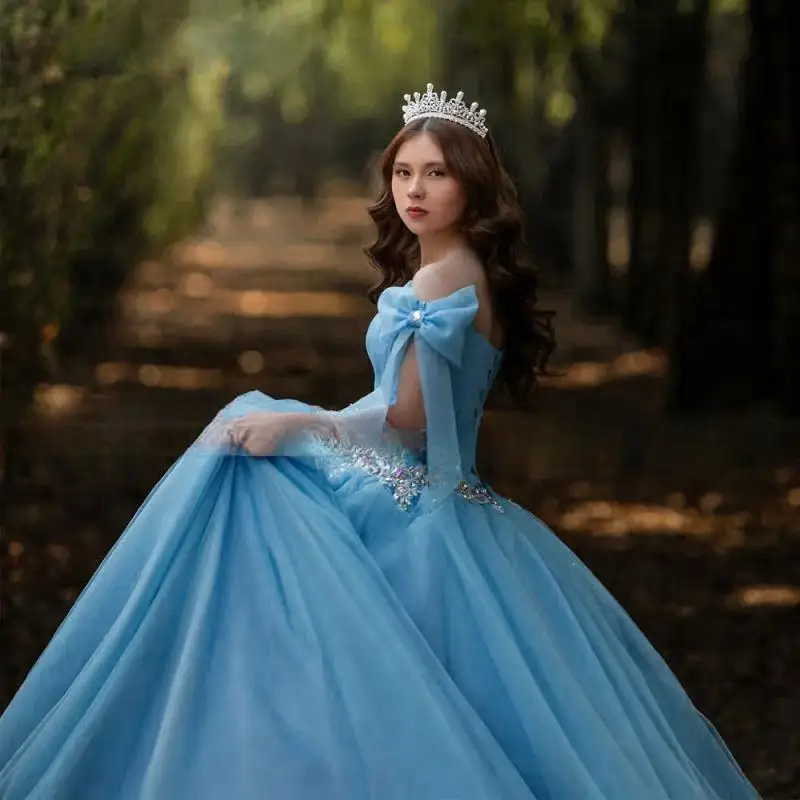 Neuankömmling Himmelblaue Quinceanera-Kleider 2025, luxuriöse Schleife, Schulter, Vestidos De 15 Años, Quinceañeras Ballkleid, süßes 16-Kleid, Gala