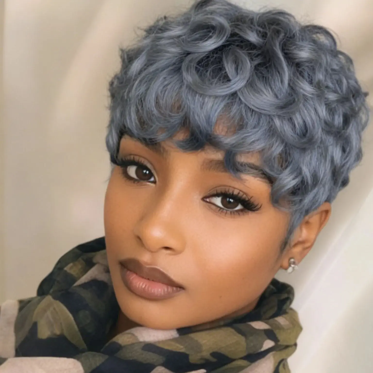 

Короткие серые вьющиеся парики-пикси из бразильских человеческих волос, полностью машинной работы, с челкой