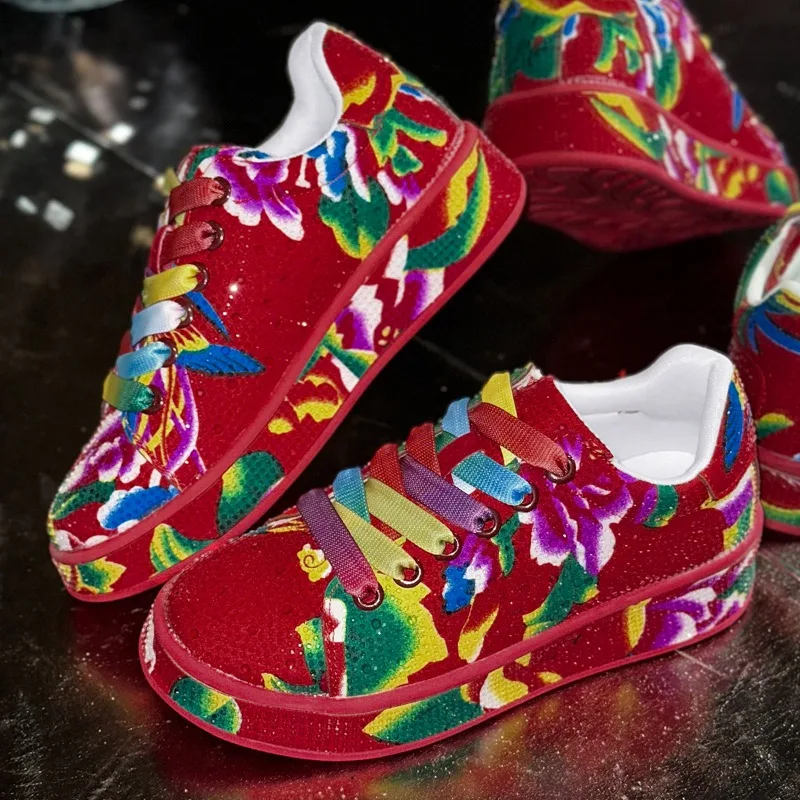 

Новинка 2025, высококачественные туфли на платформе со стразами, женские тканевые туфли с принтом для сцены, красочные туфли с мягкой подошвой Женская Обувь