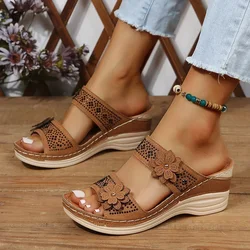 Zapatillas de verano para mujer, zapatos de talla grande, sandalias romanas Retro, sandalias informales de Pu con cuña de flores, zapatillas de plataforma 2024