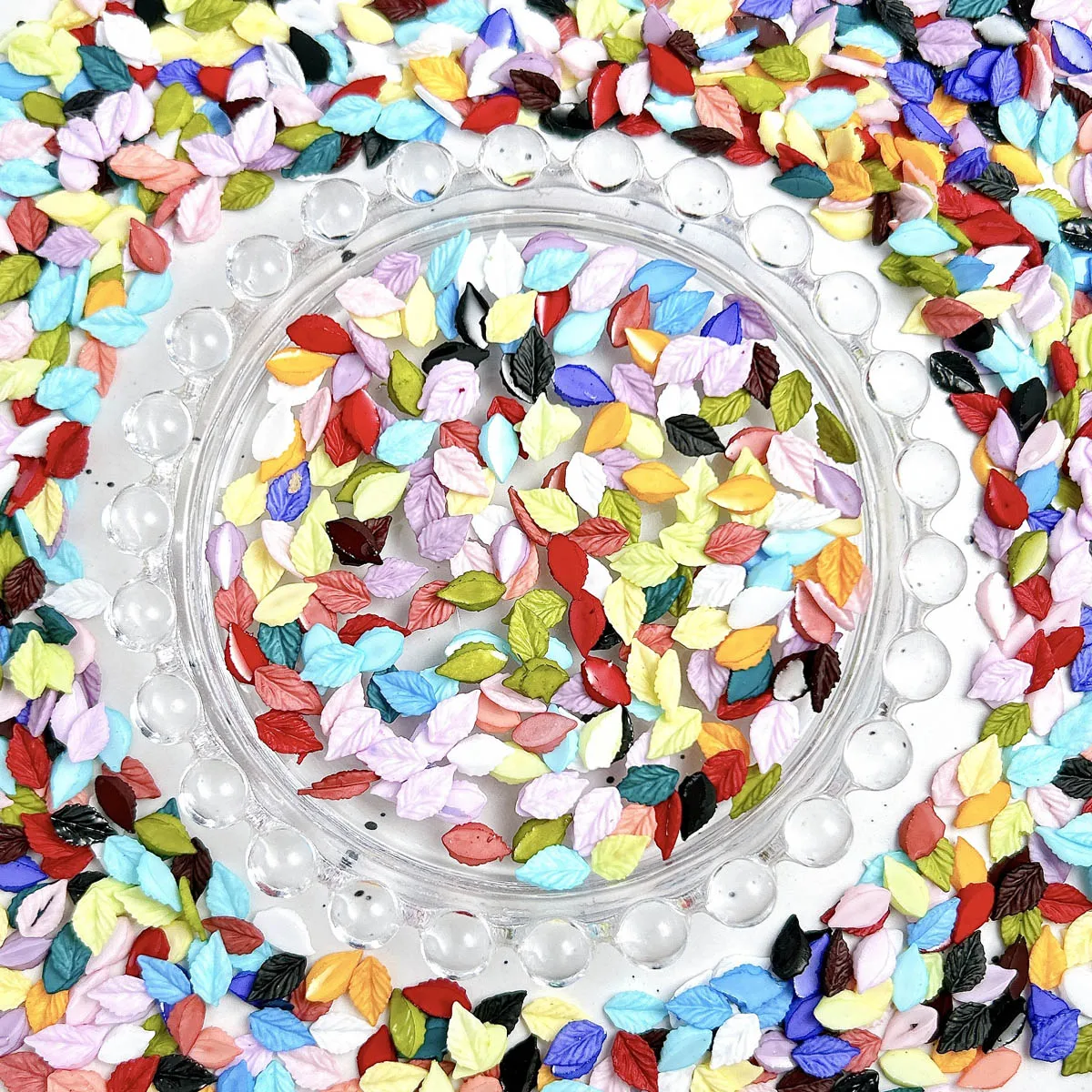 50個入り 多色 ミニ発光リーフ ネイルアートデコレーション 3D ミニマリスト リアルな樹脂リーフ ネイルチャーム DIYマニキュア用