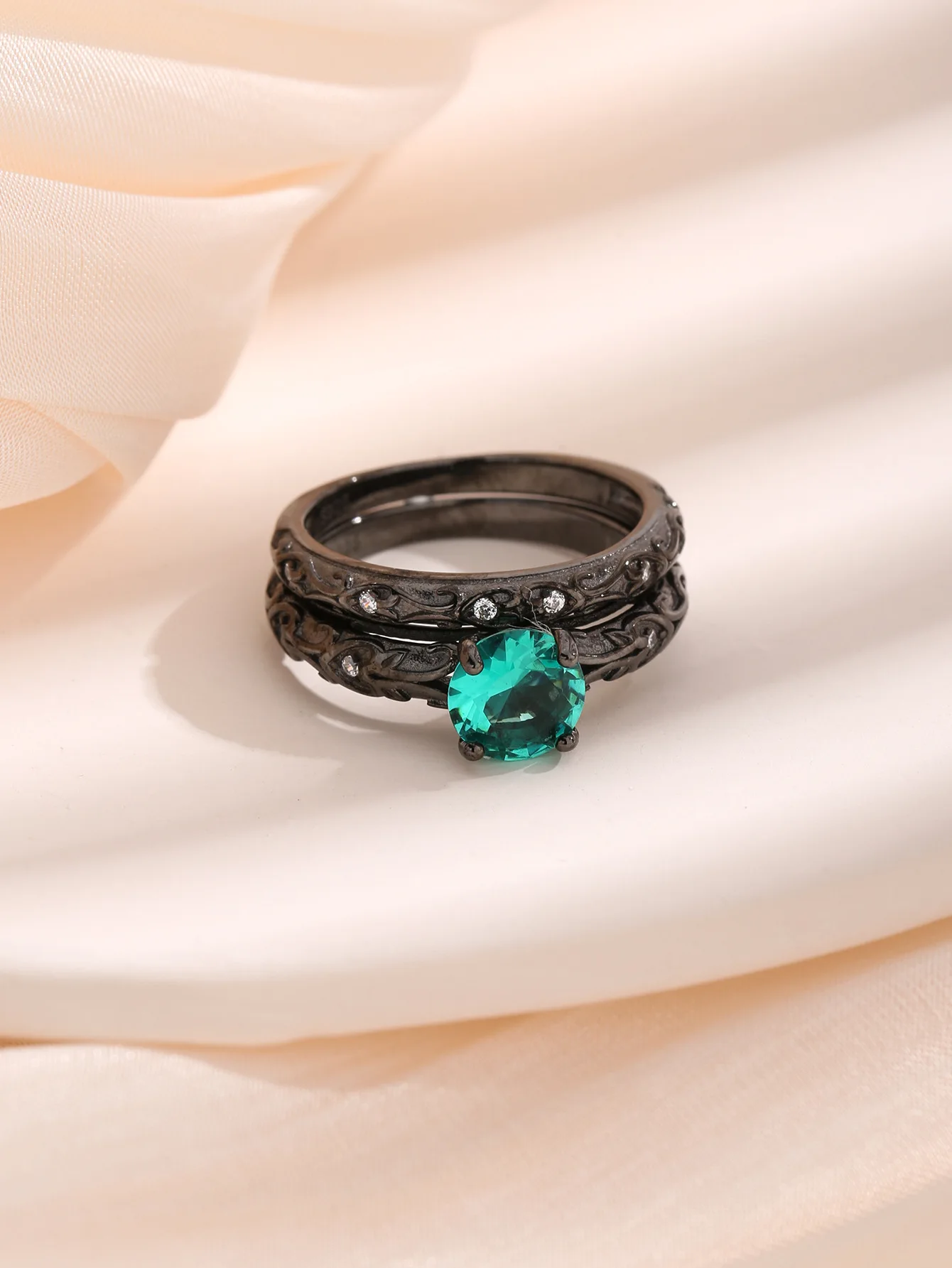 Dwuwarstwowy pierścień w stylu chińskie w stylu Retro wyrzeźbiony wzorem w stylu chińskim i inkrustowany cyrkonią i szmaragdem jako prezent lub pamiątka