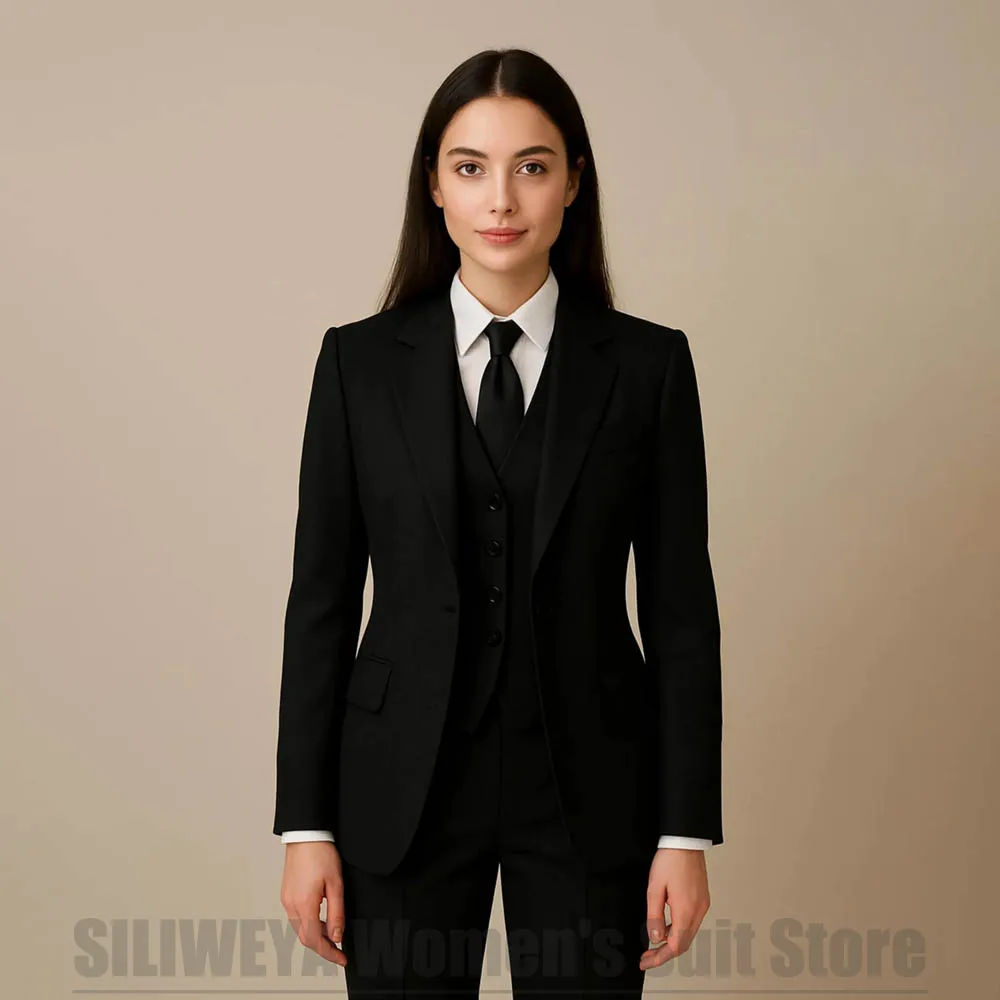

Женский черный костюм-тройка: приталенный пиджак, жилет и брюки. Элегантный деловой наряд для офиса.