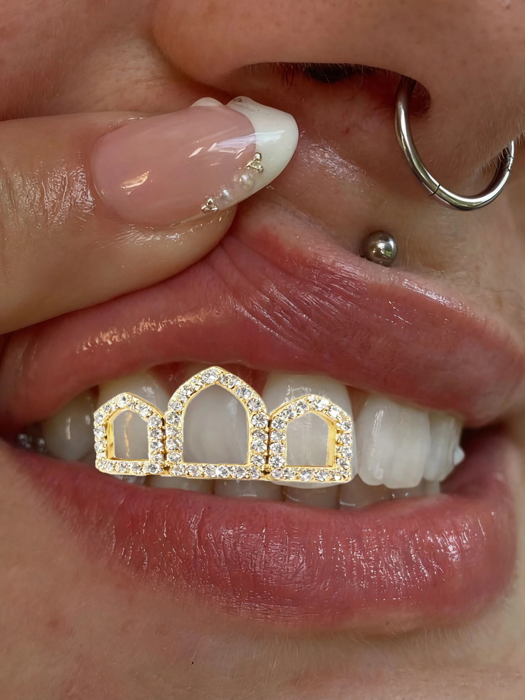 من المألوف والفردي ثلاثة مجوفة من الزركون مجوهرات الأسنان الهيب هوب الهيب هوب الراب لامعة تاج الأسنان ومجوهرات الأسنان