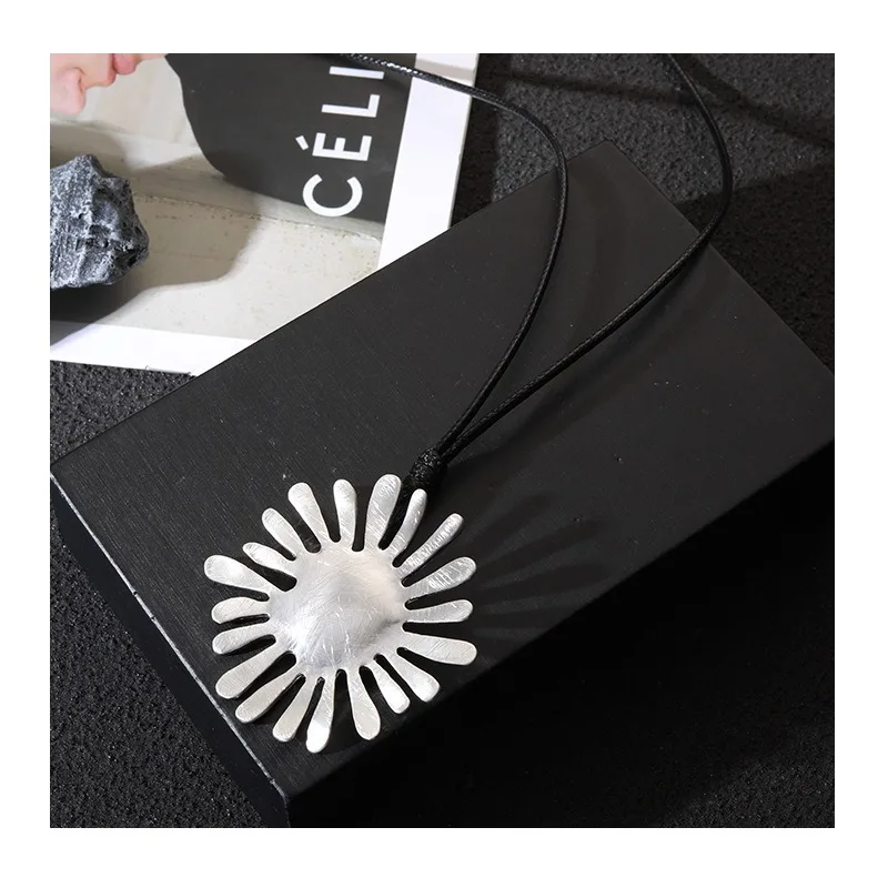 

New Trend Fashion Flower Brushed Alloy Pendant Premium Versatile Women's Long Necklace