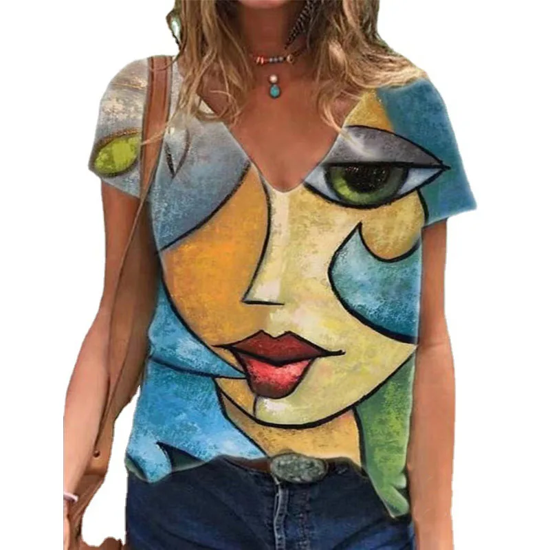 Blusa feminina com estampa artística, decote em V e mangas curtas.