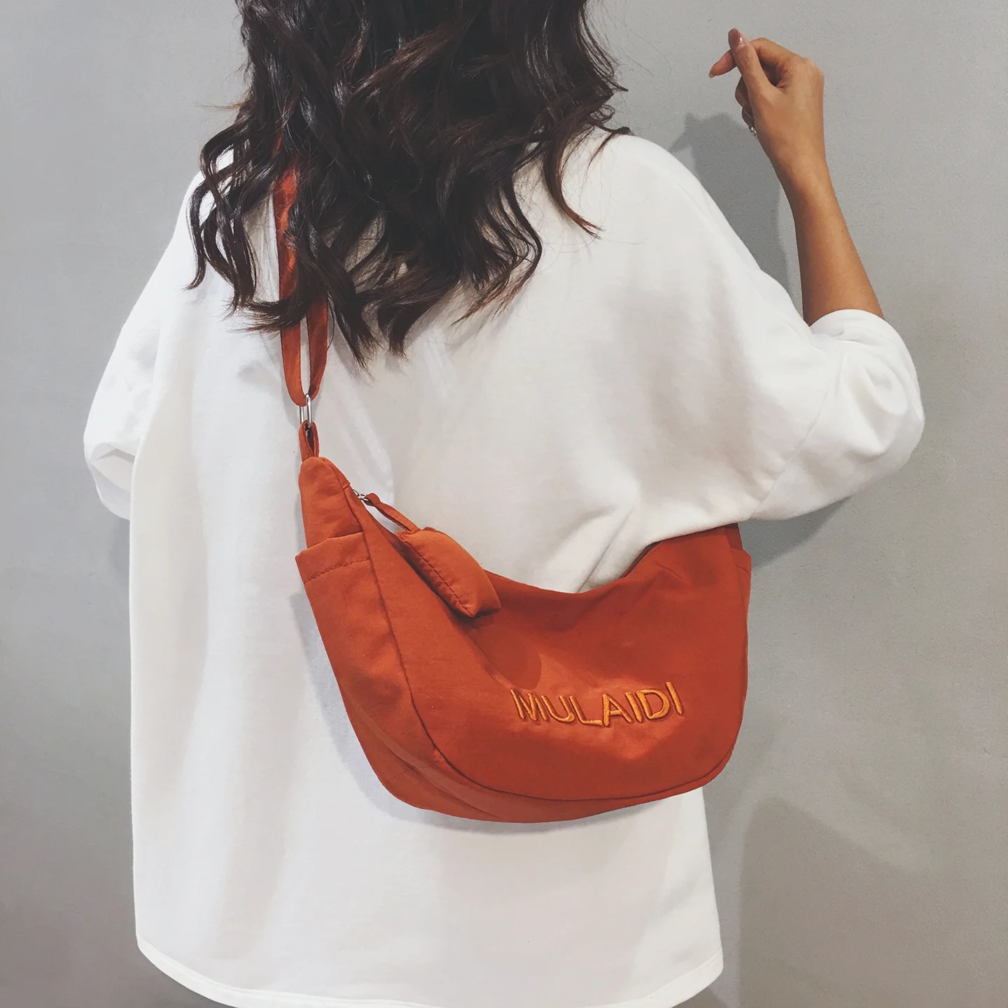 

2025 Новая женская модная сумка через плечо с клецками, минималистичный повседневный кошелек-бродяга, легкий регулируемый ремень для поездок на работу и отдыха