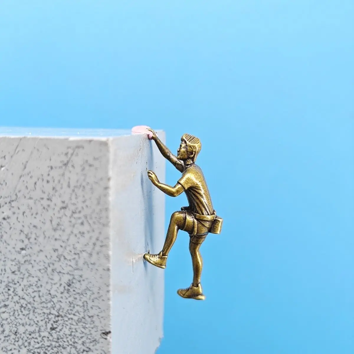 Brass Climbing Mountaineering 1/64 Miniature Figurine Car Model Landscape Diorama Photography Prop Scenery Display Ornament