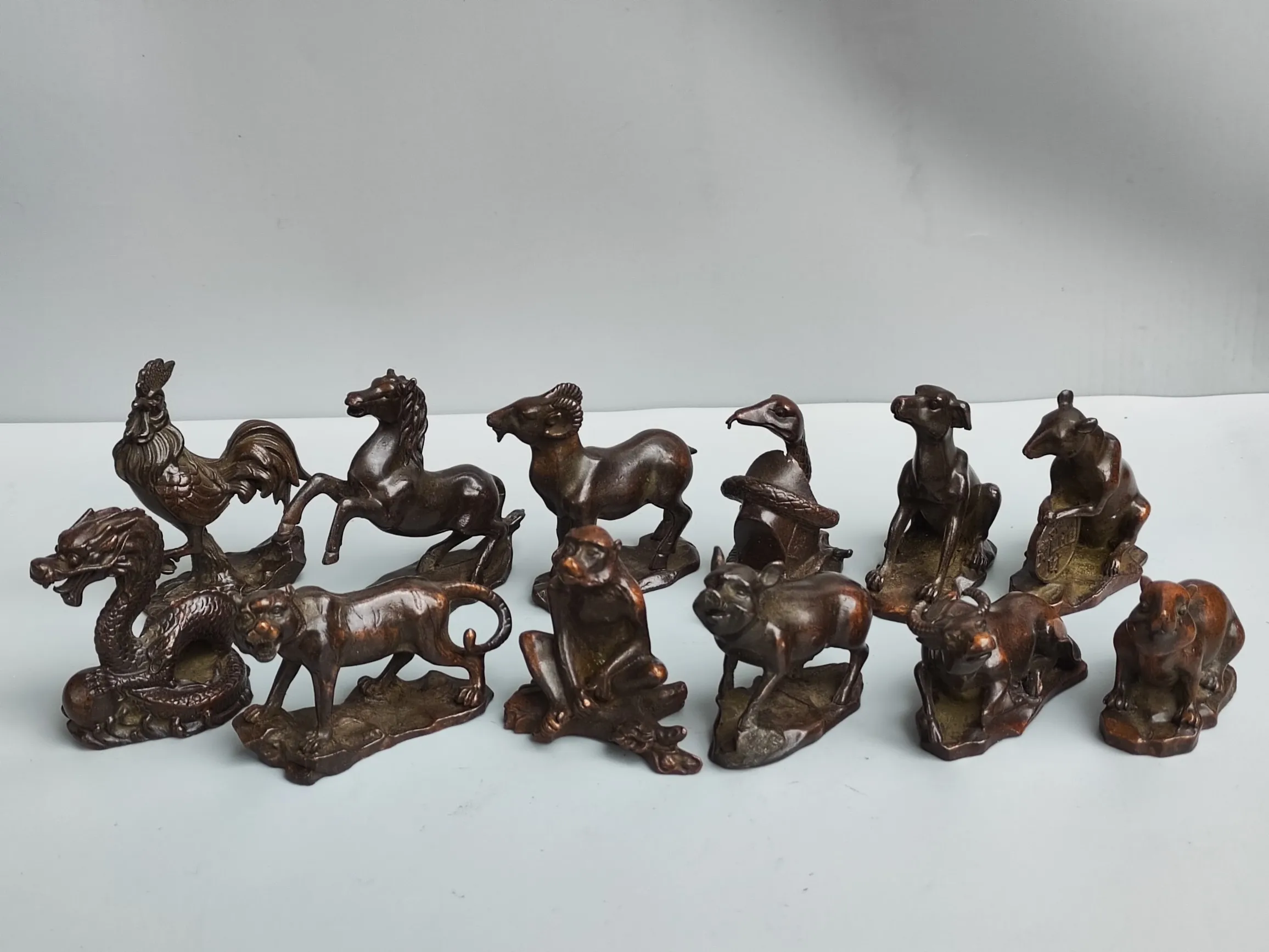 

12PCS A set of metal statues for the twelve zodiac animals, weighing 1.8kg,