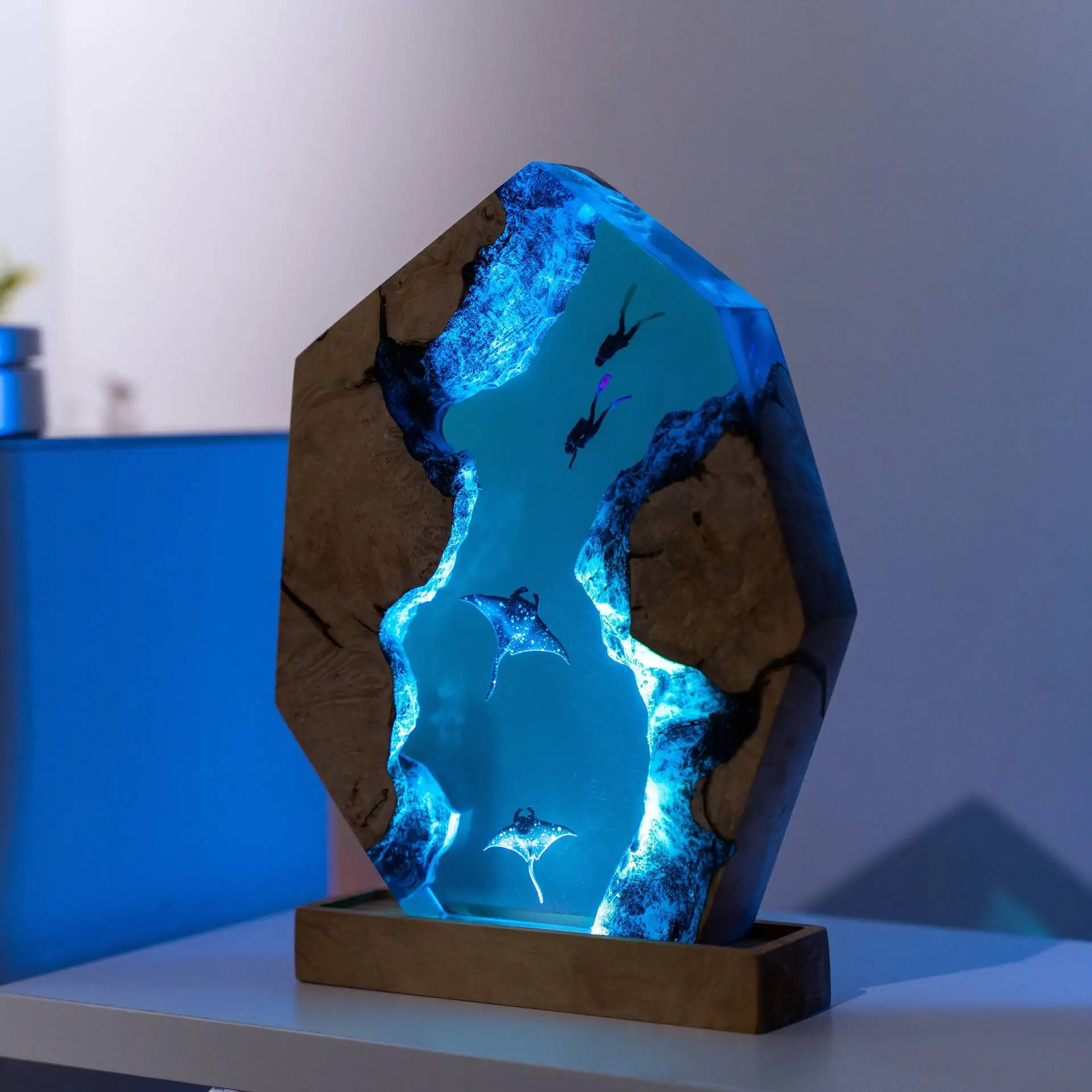 

Customized Items Resin Table Light Undersea Manta Ray Diver LED Night Light Creative Artistic Room Decoration Lamp USB Charge