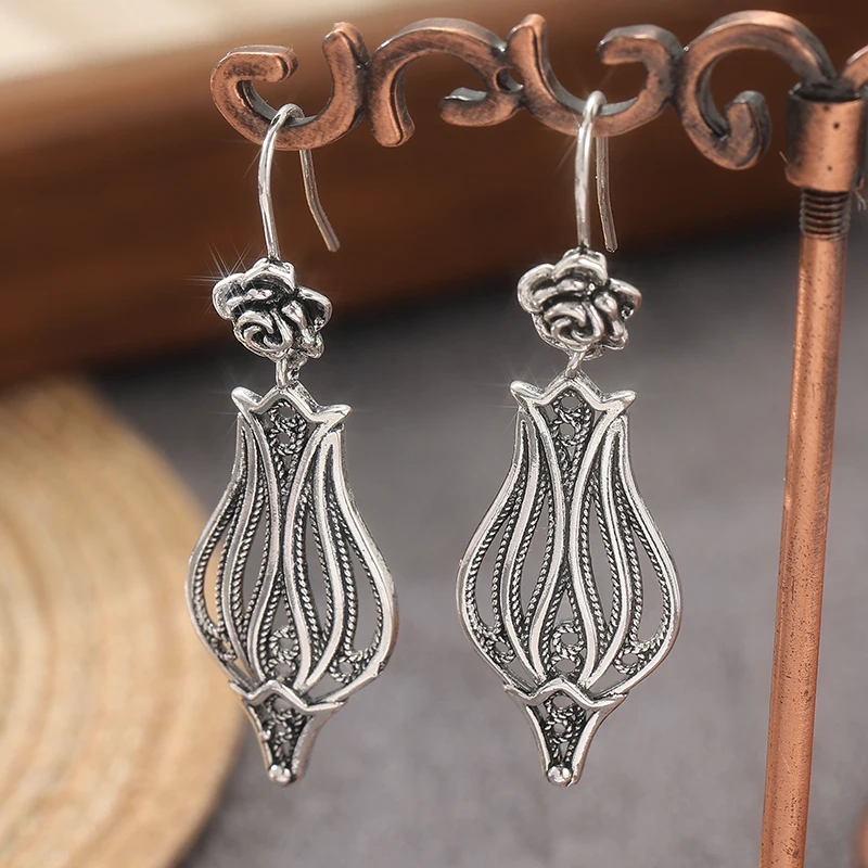 Vintage-Mode, antike silberfarbene Blumen-Tropfenohrringe für Frauen, Rosenförmige baumelnde Ohrringe, Charm-Schmuck