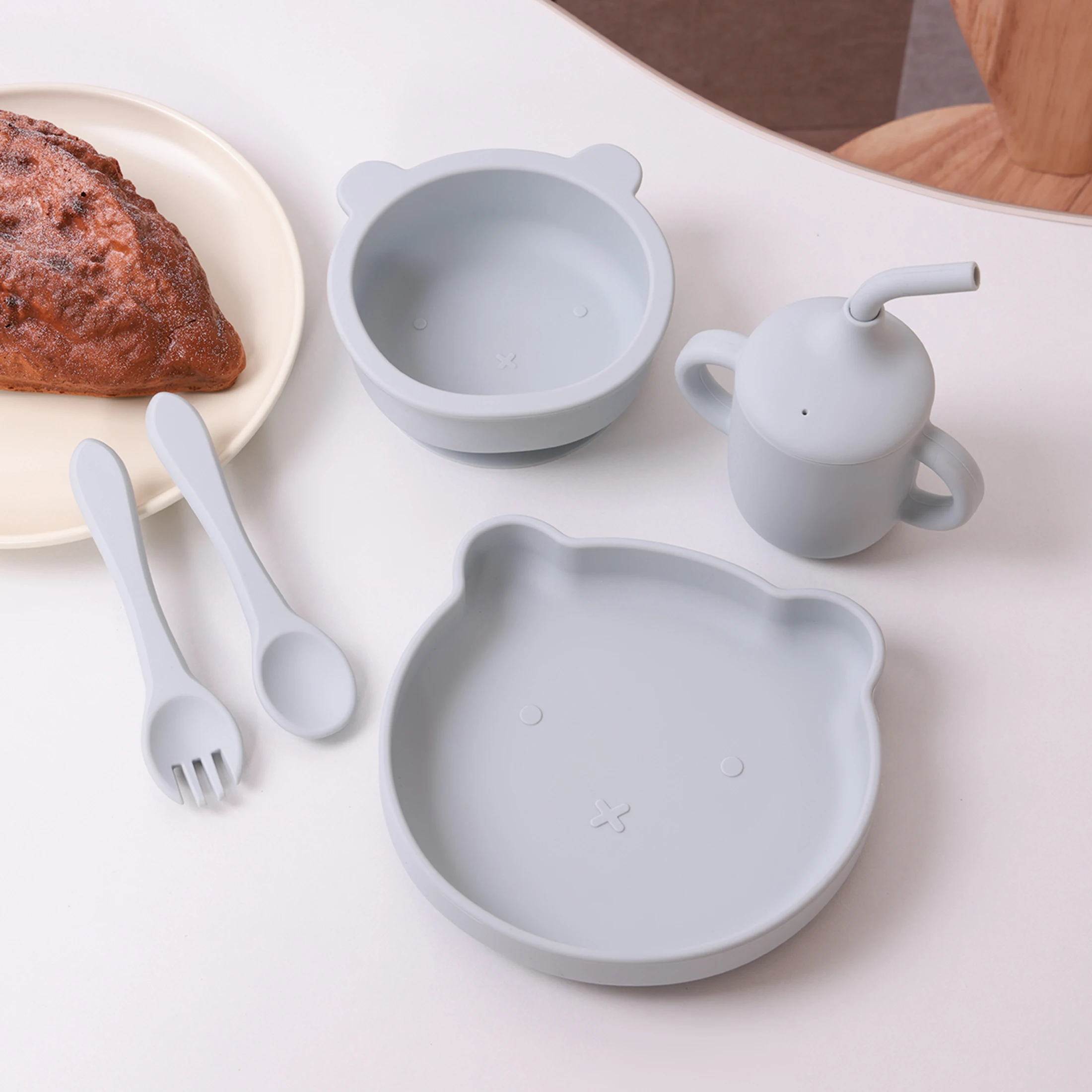 Juego de alimentación de silicona para niños, 5 uds., platos Dihes con forma de oso, cuenco antideslizante, tenedor de entrenamiento, cuchara, taza para sorber, material para bebés de alta calidad
