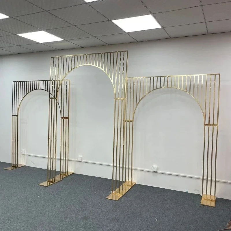 1/3-teiliges 2,4 m hohes goldfarbenes Hochzeitsbogen-Set, geschlitzter Hintergrundständer, schmiedeeiserner Metallrahmen für Outdoor-Zeremonien, Bühnen- und Partydekoration – Detail 4