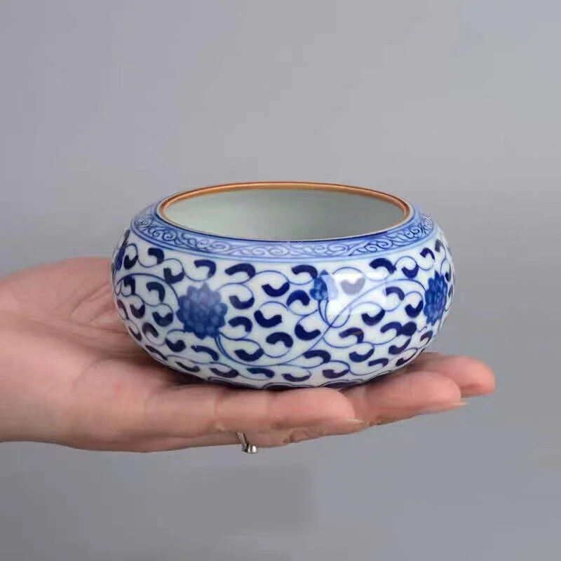 Exquisite Chinese porcelain Blue and white porcelain pot with Lotus pattern