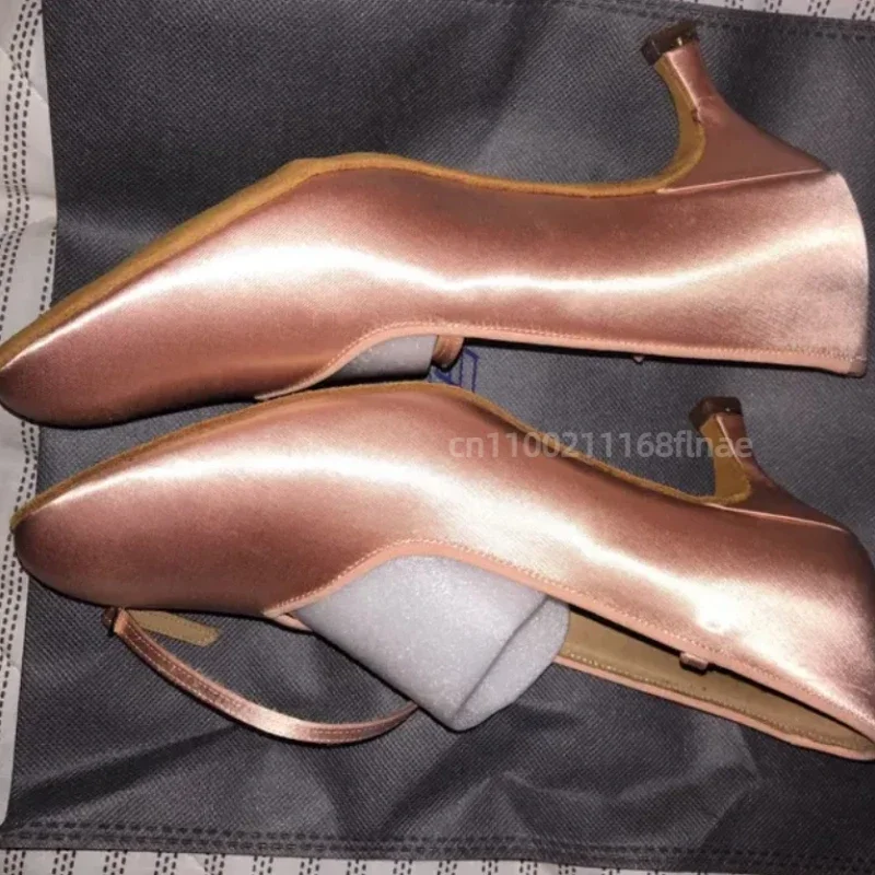 أحذية الرقص الحديثة المنافسة 138 أحذية نسائية عصرية ذات نعل ناعم من الساتان أحذية الرقص الاجتماعي المريحة