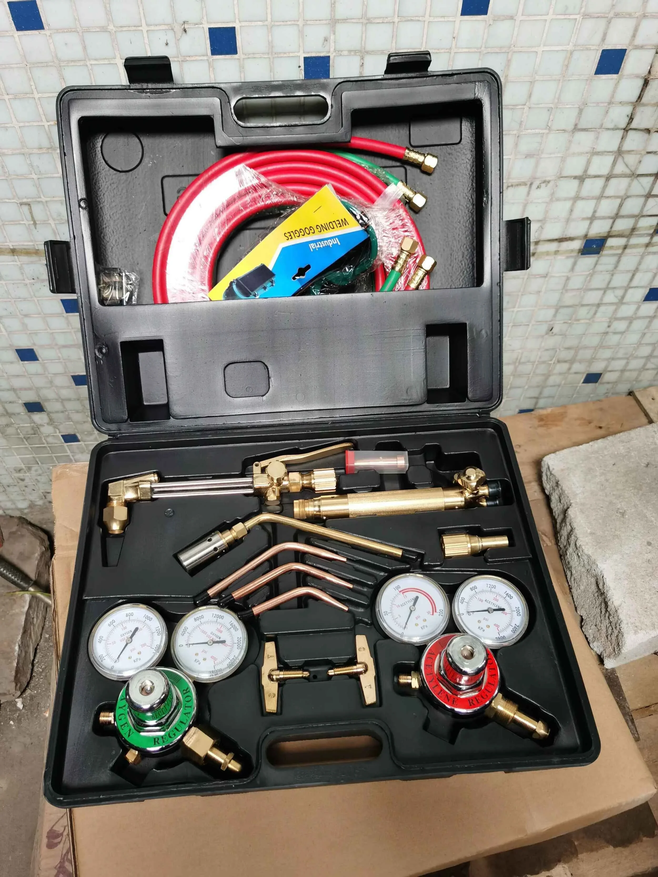 G a s Welding And Cutting Torch Kit O xy Acetylene O xygen Brazing Professional Set Carrying Case Cutting Set
