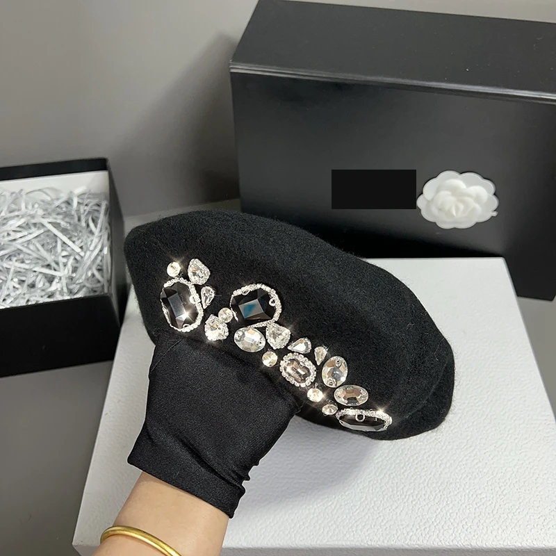 Damski zimowy beret na imprezę z miękkiej wełny z luksusową dekoracją z kryształów górskich Moda utrzymuj ciepłą czapkę Beret dla dziewczynek chapeau femme