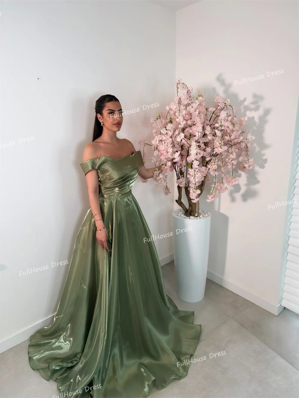 العرف مذهل قبالة الكتف مطوي ألف خط ثوب مسائي عارية الذراعين ثنيات حزب اللباس مع قطار شارون سعيد