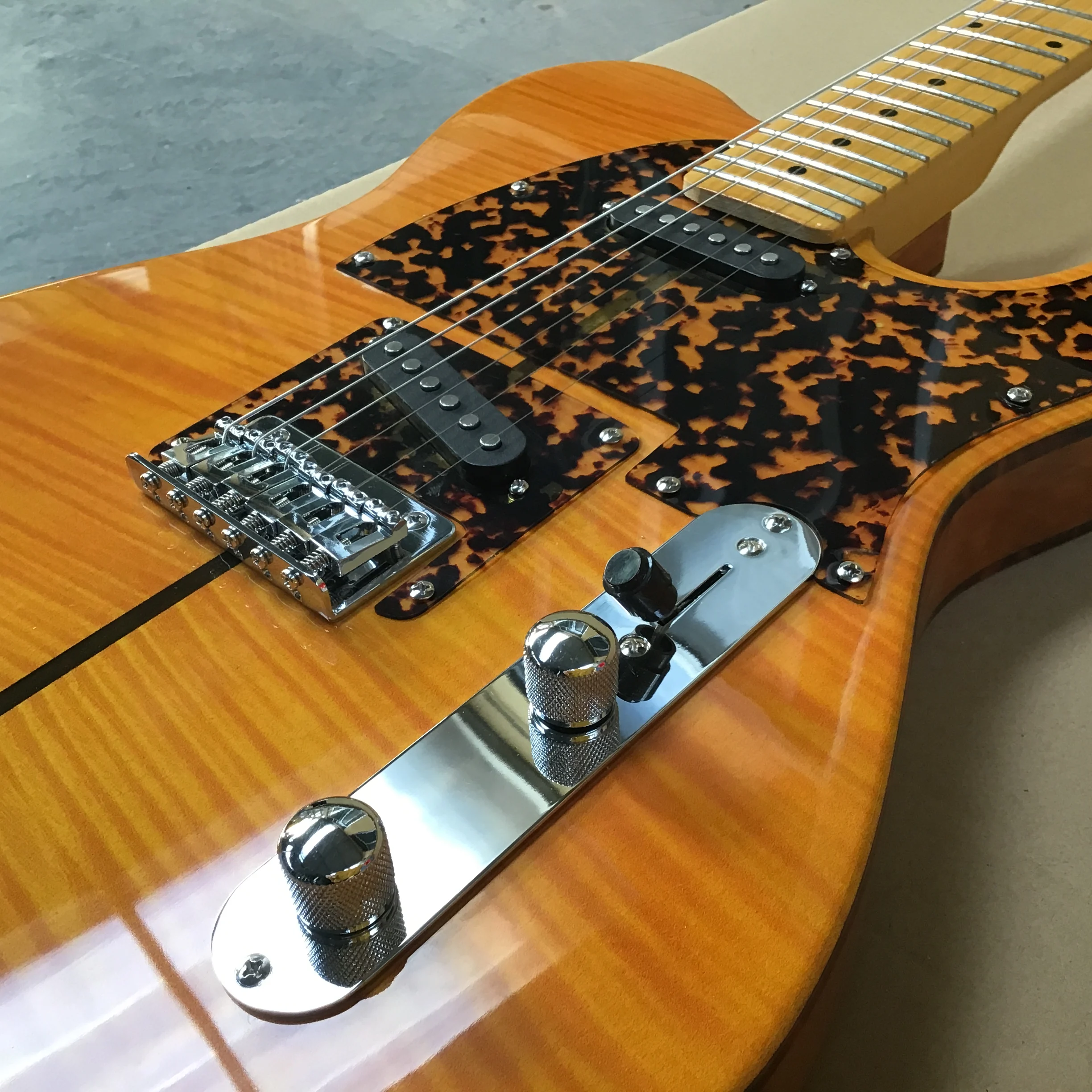Amber Tiger Flame Electric Guitar, HS Pickups, Leopard Pickguard, Chrome Fixed Bridge, Maple FB, 22 Frets, 25.5 Inch