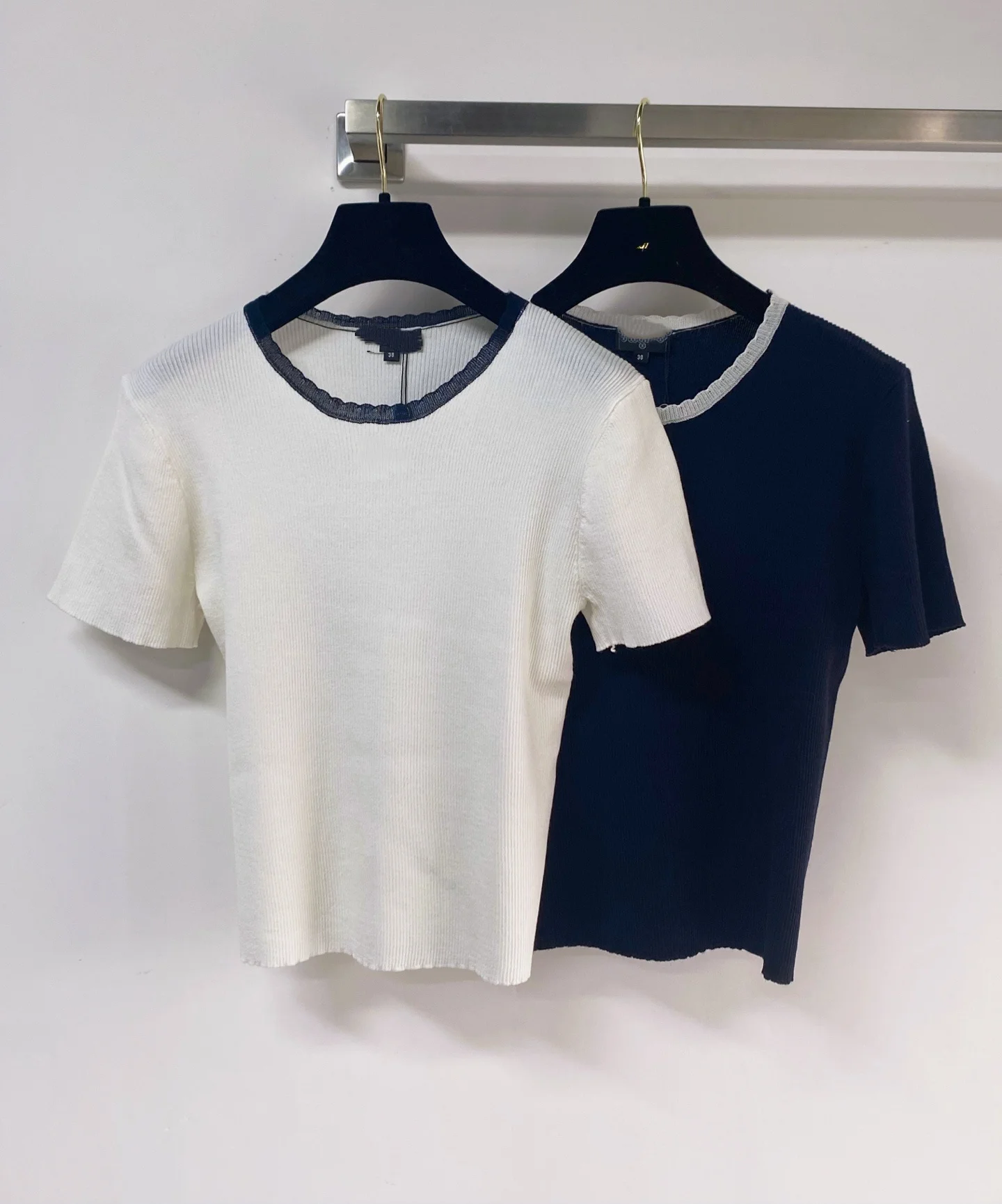 2026 New Color-Contrast Short-Sleeved T-Shirt for Women - Breathable Fabric with Decorative Details! Exudes an Elegant and Sophi