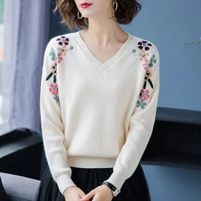 New Autumn and Winter Fashionable and Versatile V-neck Embroidered Loose and Simple Commuting Short Women\'s Knitted Sweater