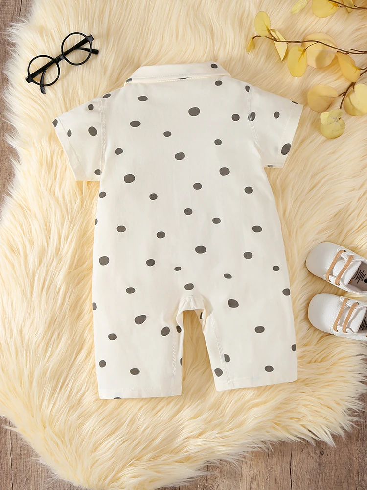 بدلة قفز صيفية جديدة للأطفال الأولاد بأكمام قصيرة موديل 2026 منقطة مشمش ملابس رجالية عصرية وأنيقة باللون الأسود اللطيف