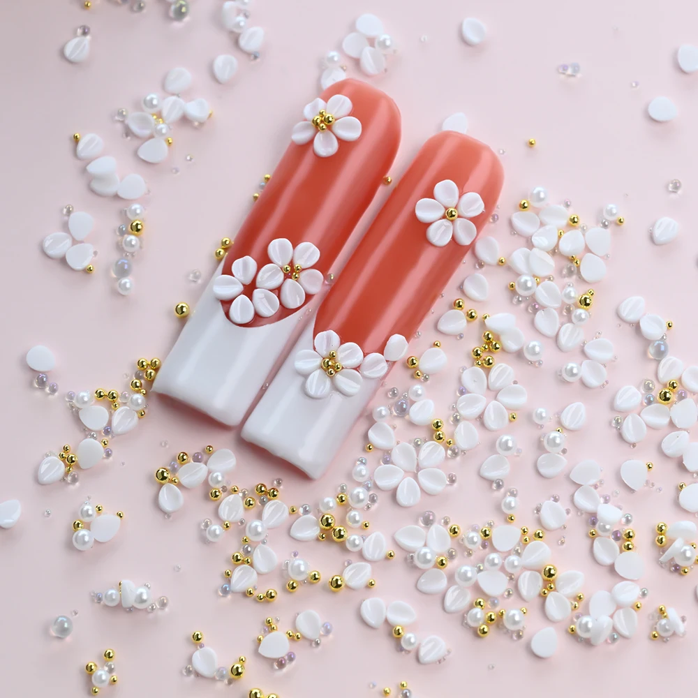1 Box 3D Macaron Acryl Fünfblättrige Blumen Nail Art Charm Blütenblätter Dekoration mit goldenen Perlen und weißen Perlen Nagelzubehör *^