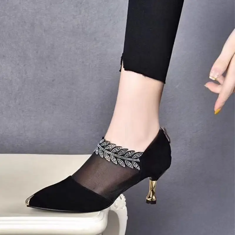 ハイヒールの女性の夏の新しいレトロなスタイルの見事なメッシュサンダルスエード通気性の細いヒールの女性の靴多用途ポインテッドトゥ