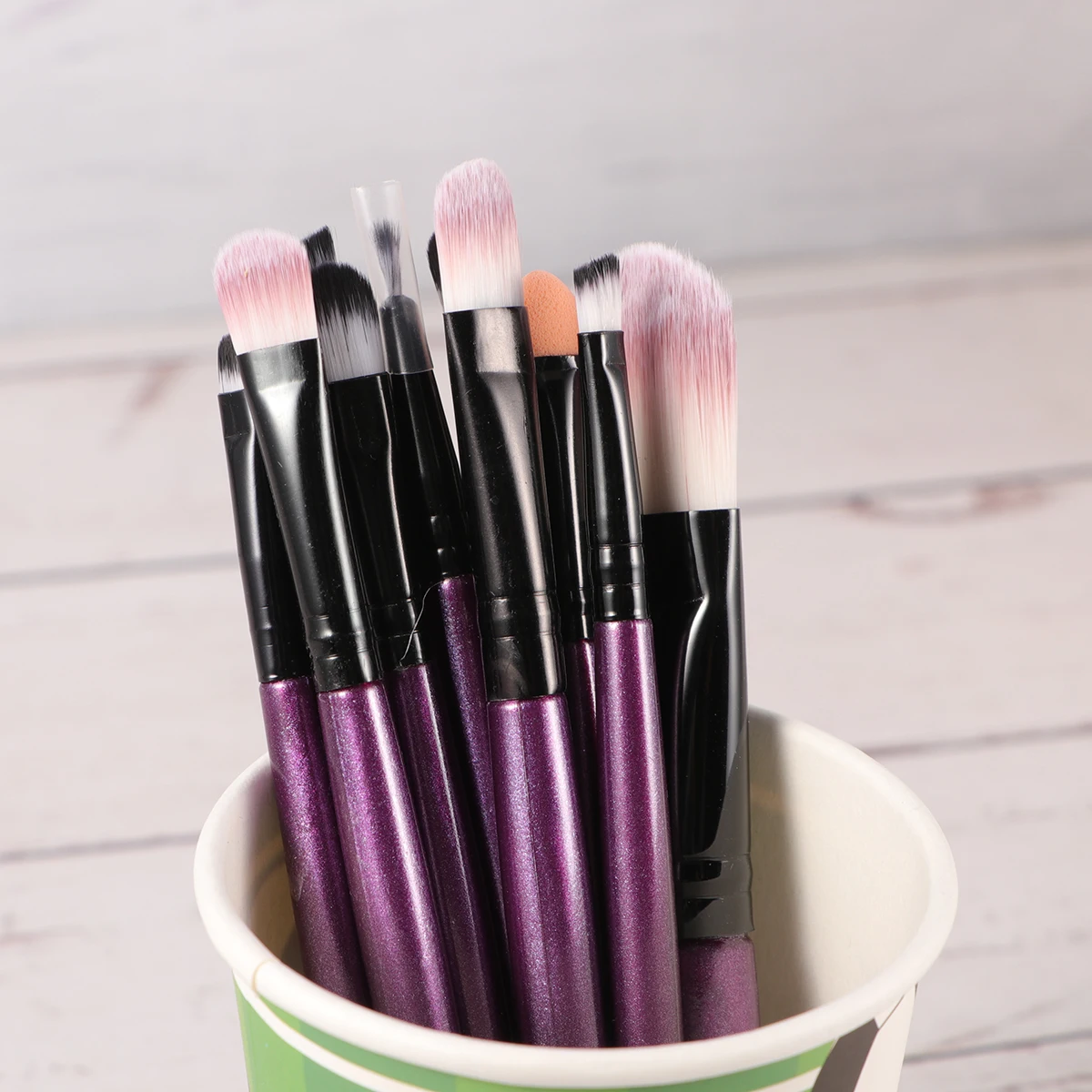 طقم فرش مكياج احترافي 12 قطعة بمقابض خشبية وشعيرات نايلون، فرشاة مكياج للبودرة والبلاش للاستخدام اليومي للنساء