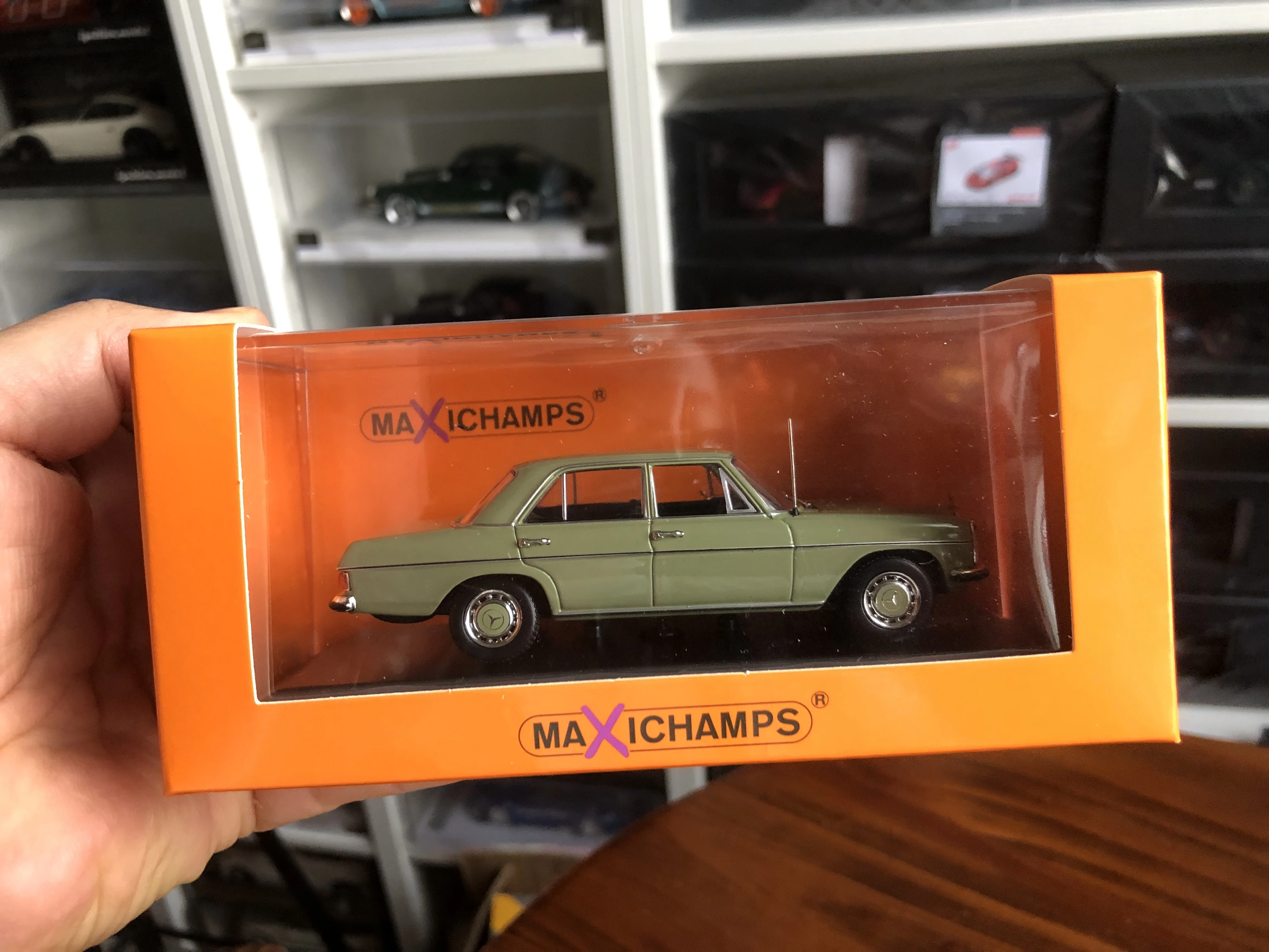 

Maxichamps Minichamps 1/43 MB 200/8 1968, зеленый литой под давлением коллекционный автомобиль, ограниченная серия, игрушки для хобби