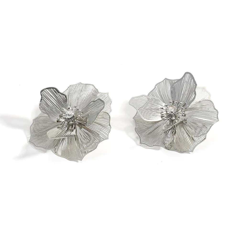 Heavy industry hollow metal flower three-dimensional gold rose diamond earrings light luxury dress accessories cross-border