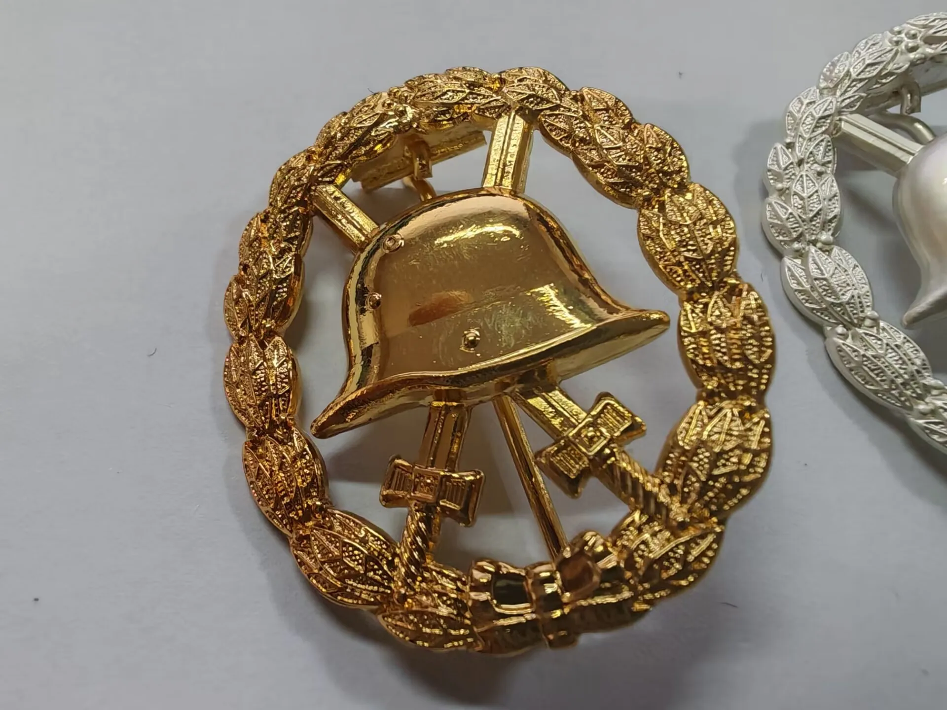 EMD WW1 Wound Badge in  gold and silver Black