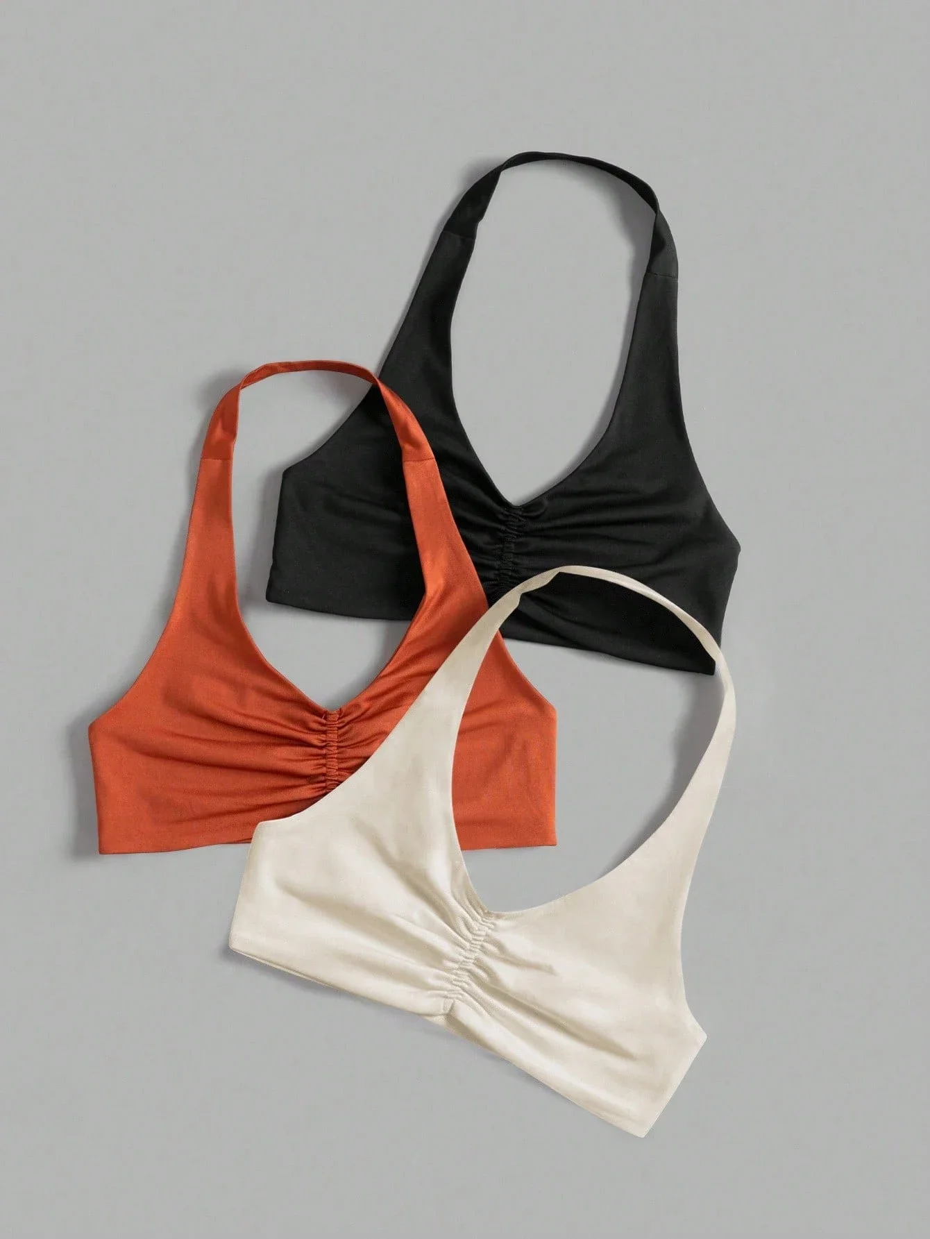 

Комплект из 3 предметов: укороченный топ с драпировкой и бретелями через шею, спортивный бюстгальтер для йоги