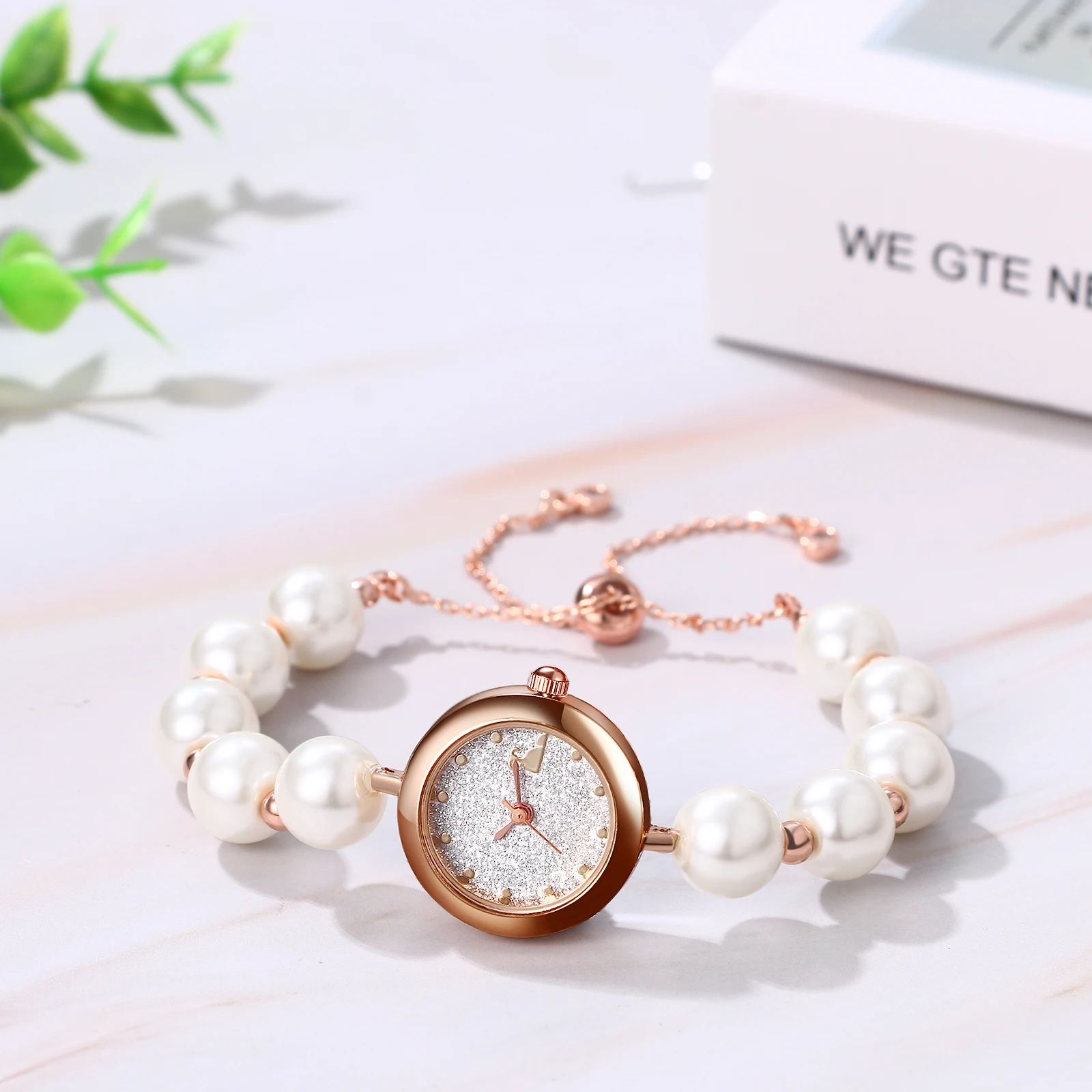 LANCARDO Reloj analógico de cuarzo ultrafino con esfera circular ajustable y perlas con esfera de puntos Reloj de pulsera para mujer