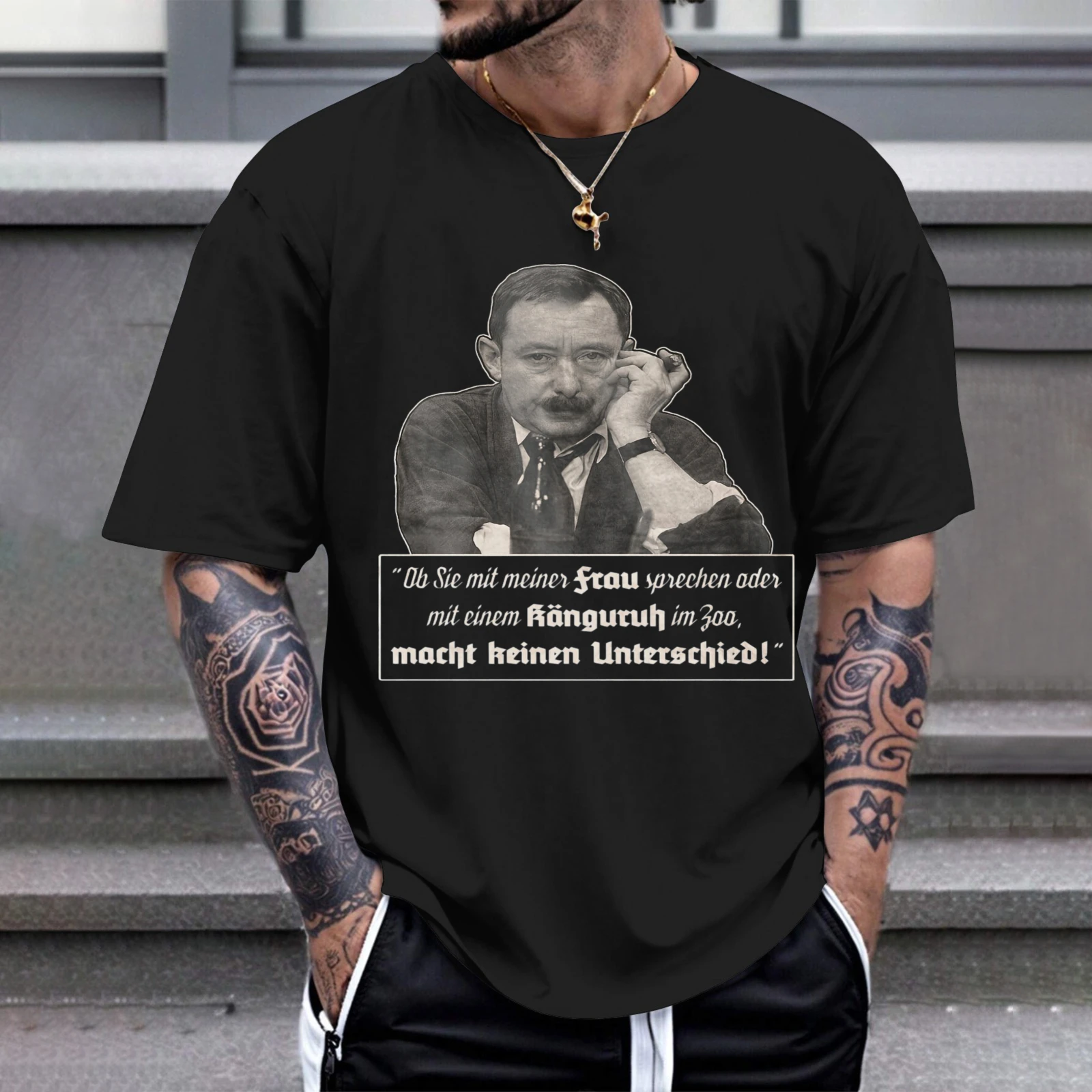 Herren-T-Shirt mit Porträt und englischem Zitat. Perfekt für Freizeitkleidung, Partys und Karneval-Outfits.