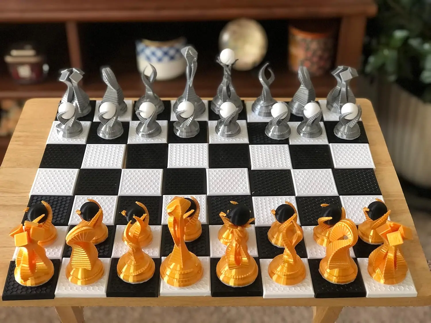 

Alien Themed Chess Set – Silk Gold & Silver with White & Black Jewels – Znet3D