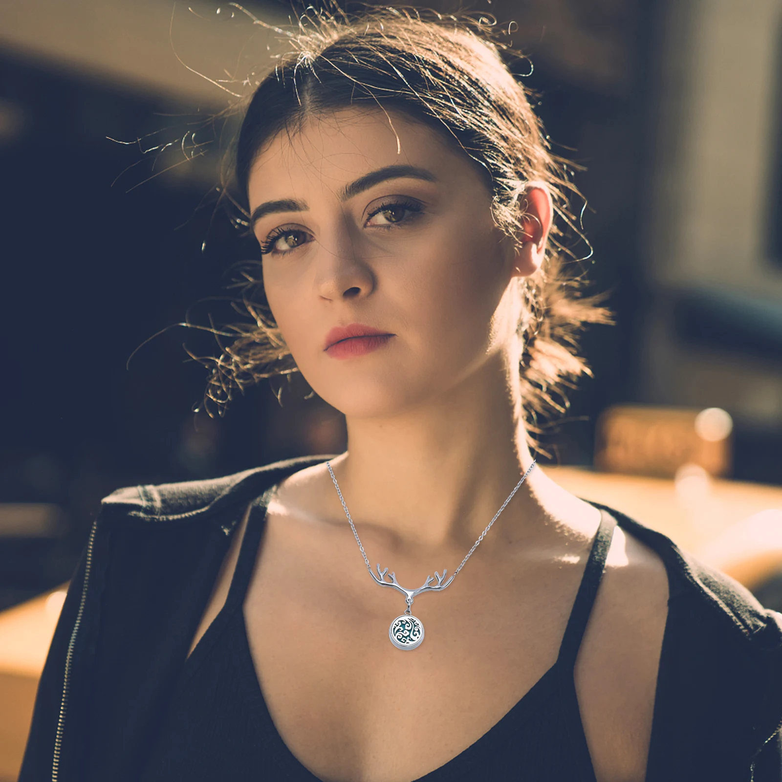 

Essential Oil Diffuser Necklace Lotus Locket Pendant Aromatherapy Perfume Diffuser Choker Elk Antler Necklace Cotton Pads Cold