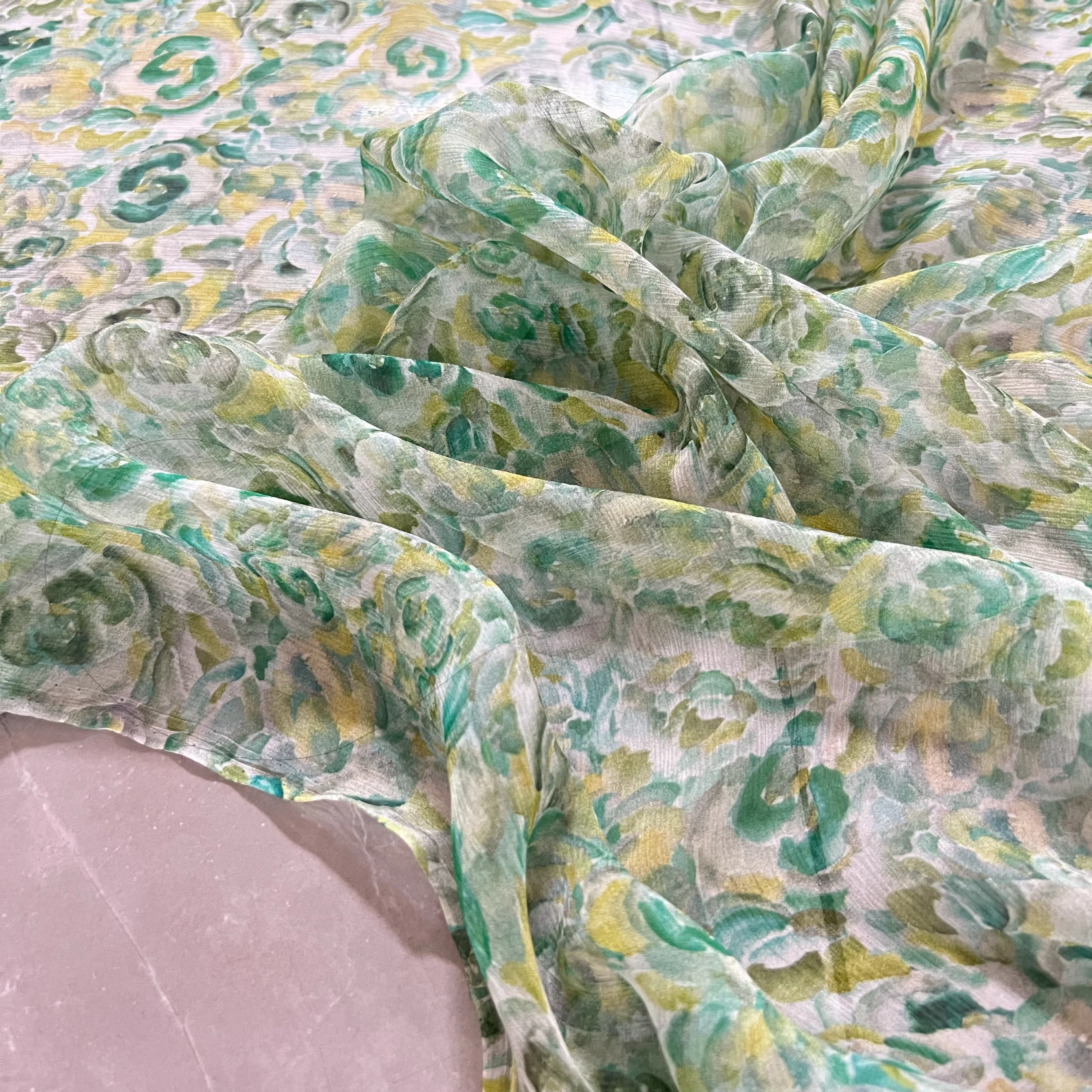 

1 метр, 100% шелк шелковицы, 6 мам, тонкая шелковая ткань из морщинистого жоржета, зеленая ткань с цветочным принтом, 135 см, ширина 53 дюйма по дворам XX294